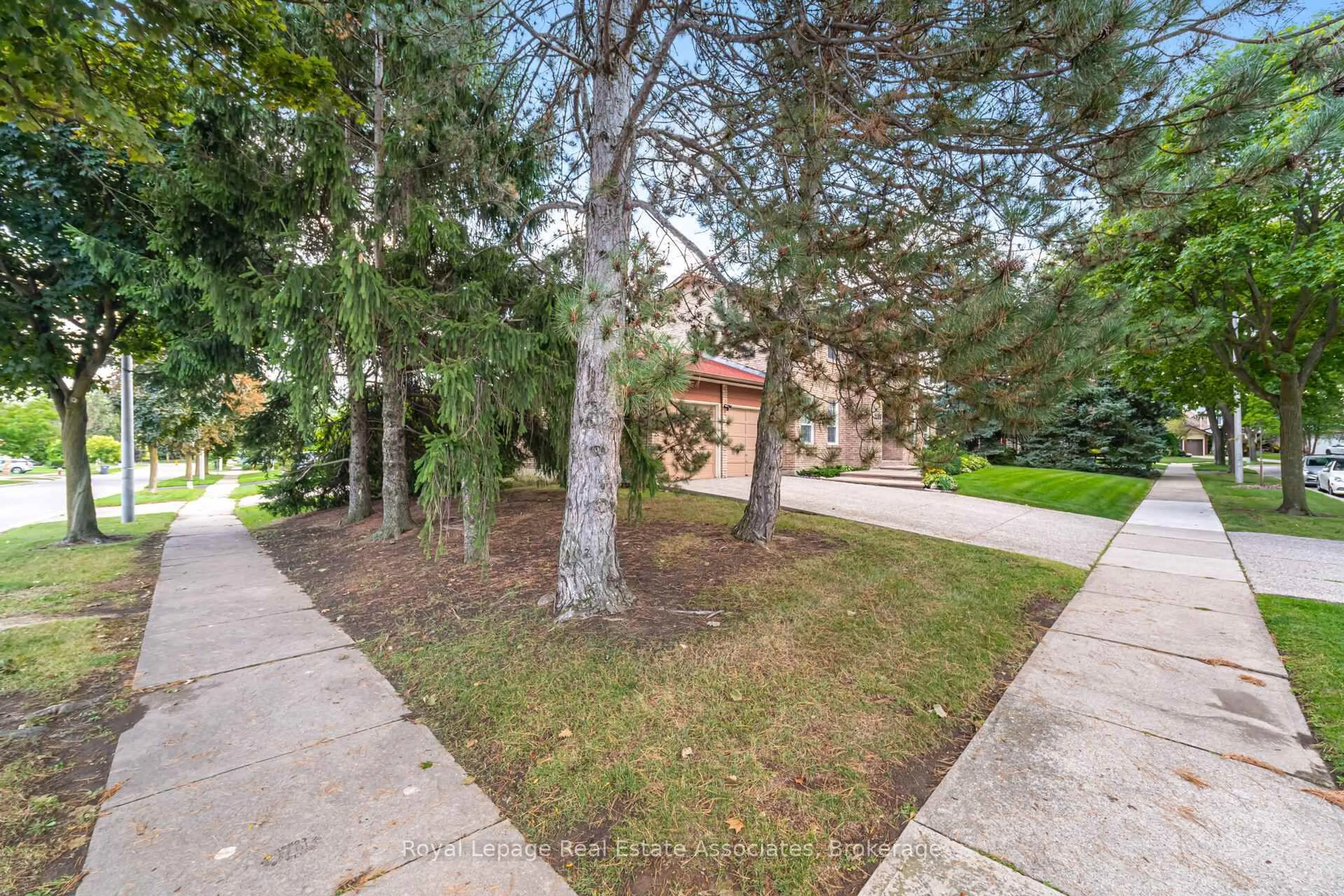A pic from outside/outdoor area/front of a property/back of a property/a pic from drone, street for 2288 Log Wood Crt, Mississauga Ontario L5C 3C5