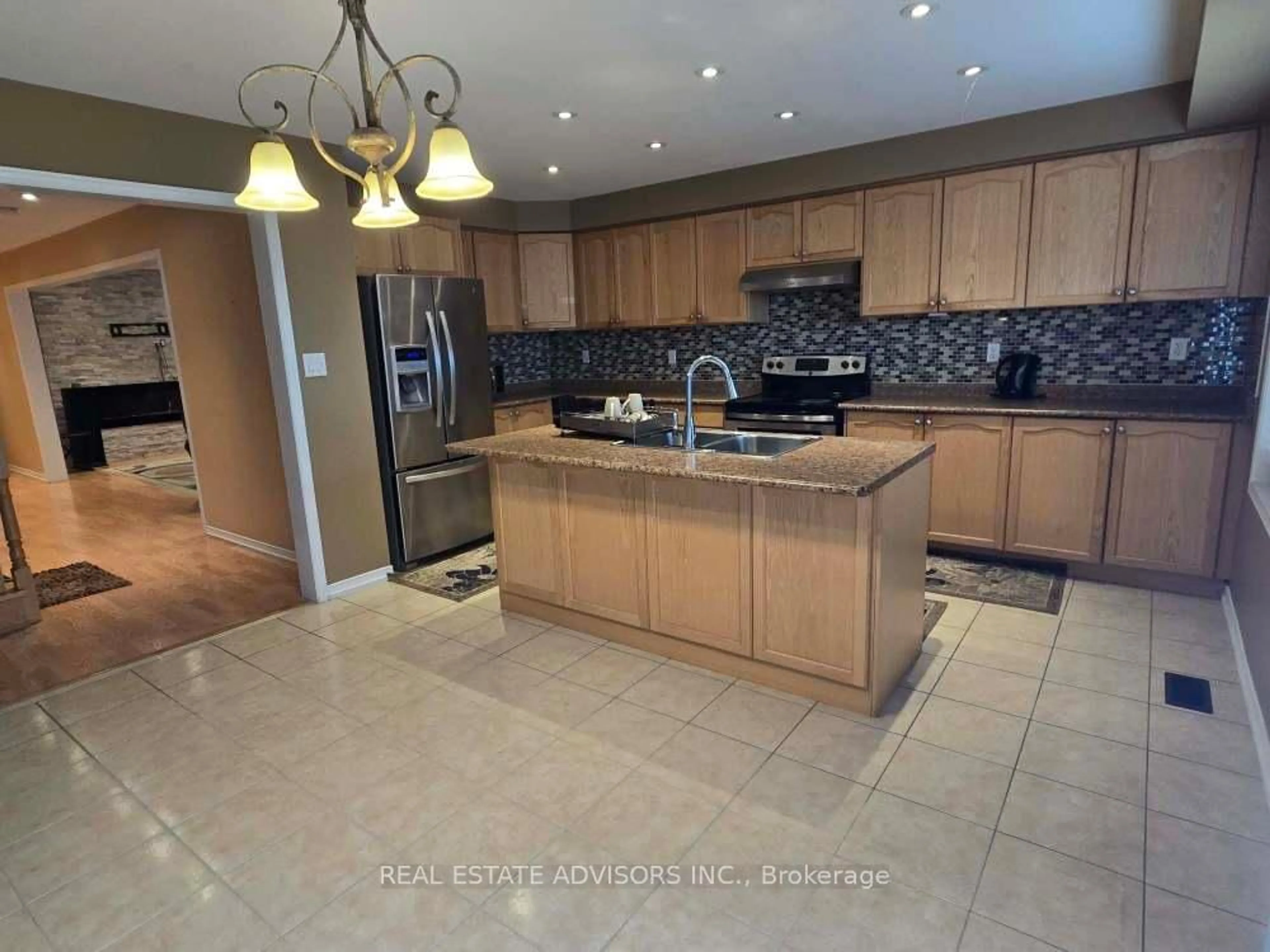 Open concept kitchen, ceramic/tile floor for 68 Delport Clse, Brampton Ontario L6P 1V2