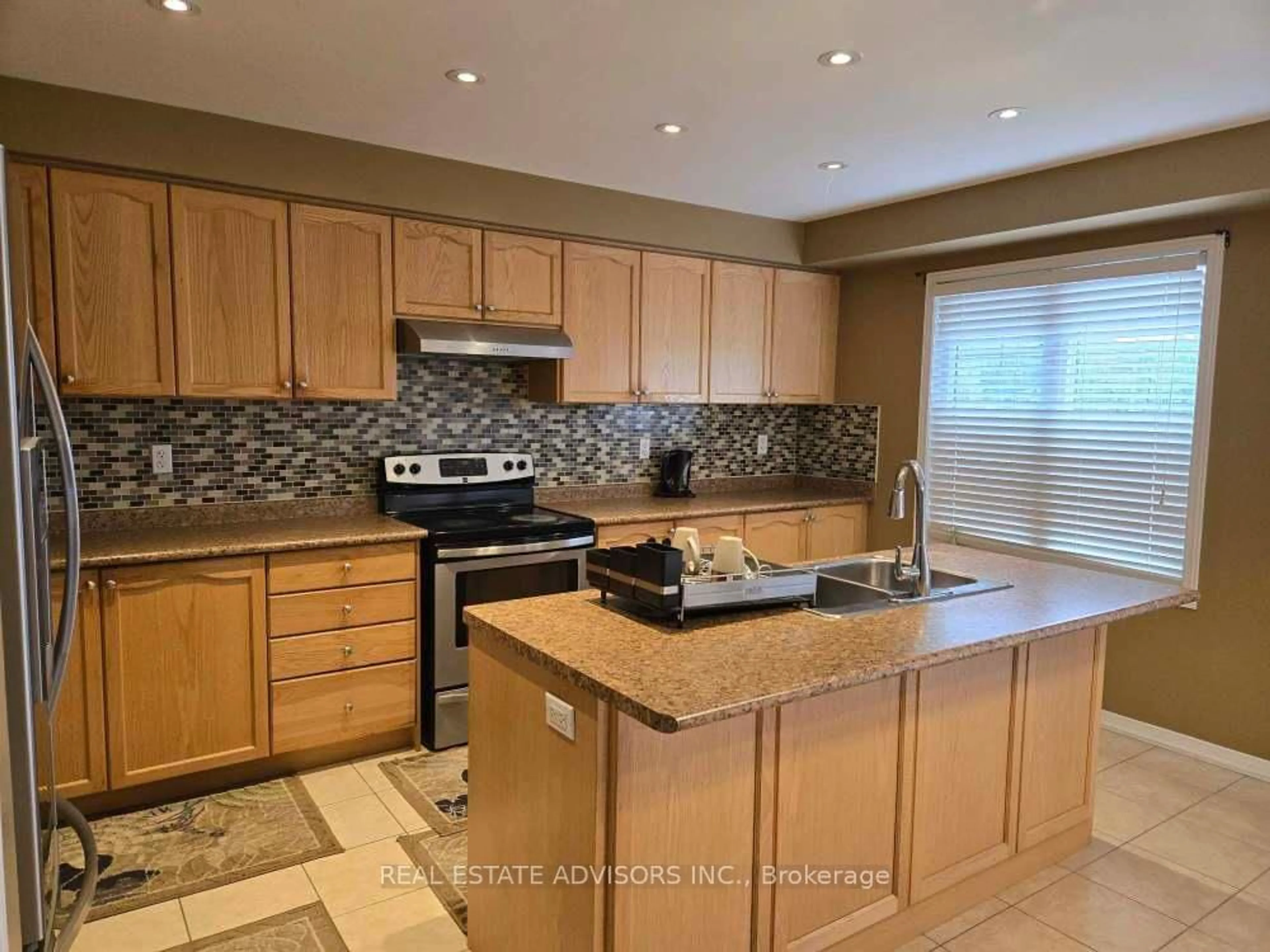 Open concept kitchen, ceramic/tile floor for 68 Delport Clse, Brampton Ontario L6P 1V2