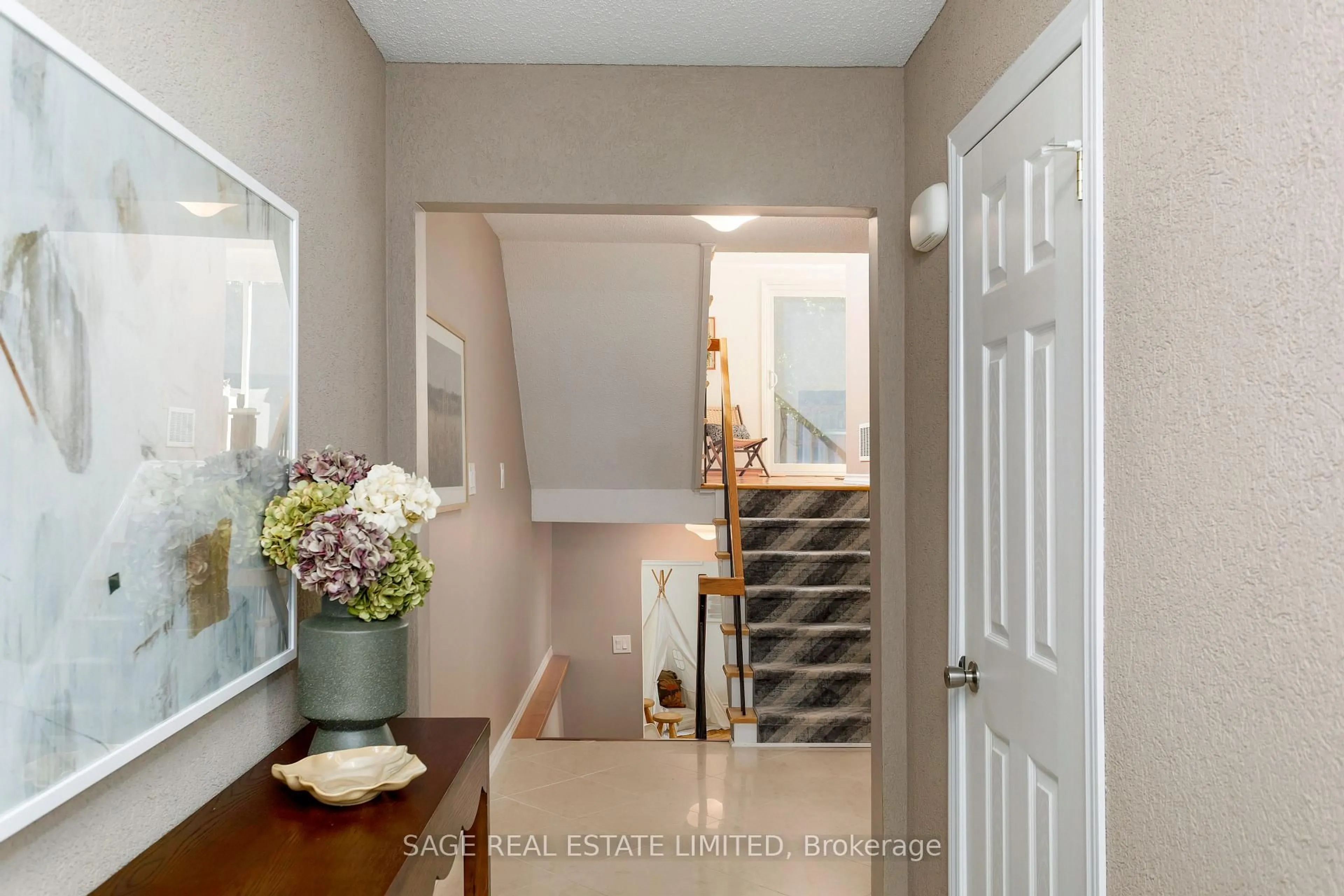 Indoor entryway for 4102 Taffey Cres, Mississauga Ontario L5L 2A7