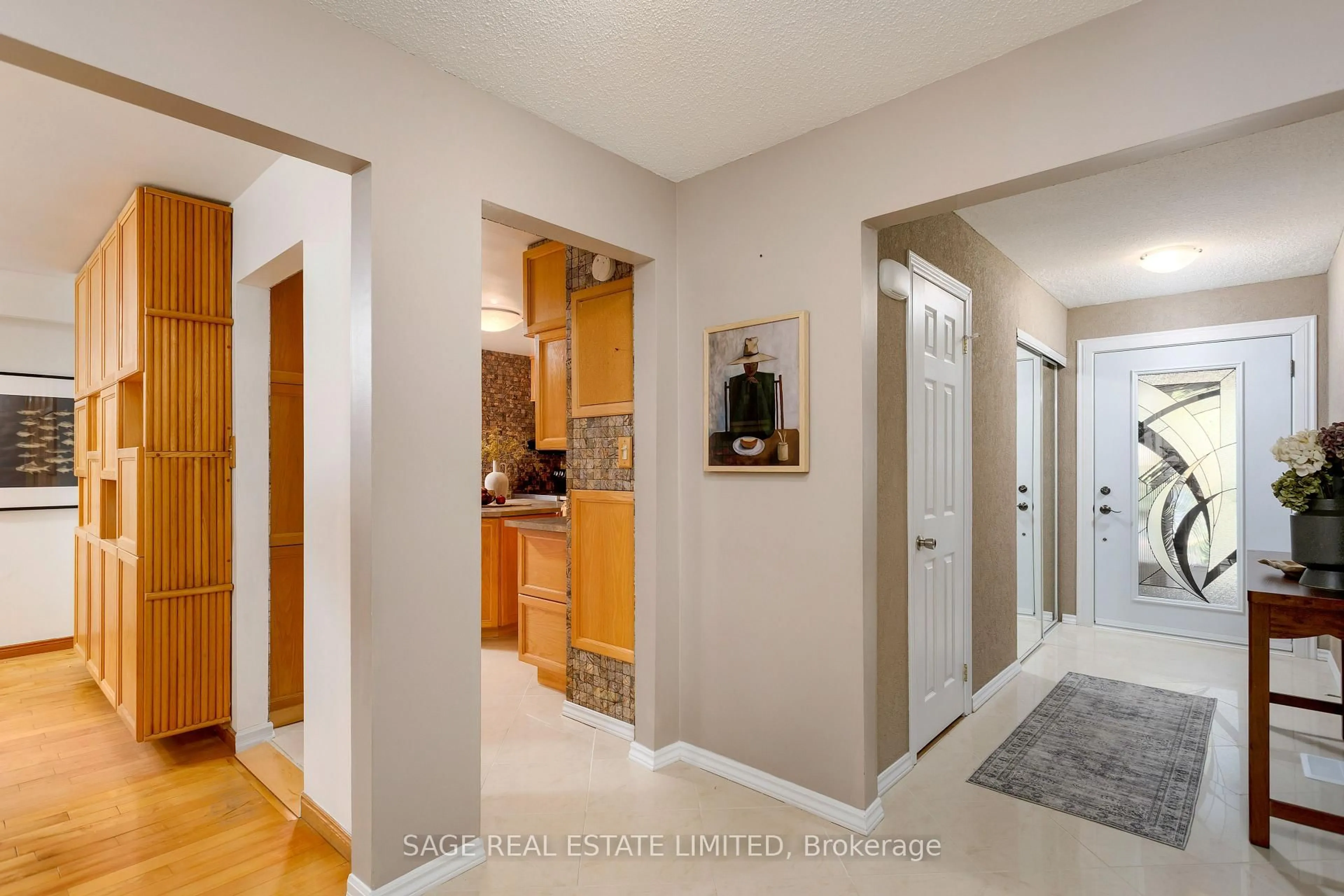 Indoor entryway for 4102 Taffey Cres, Mississauga Ontario L5L 2A7