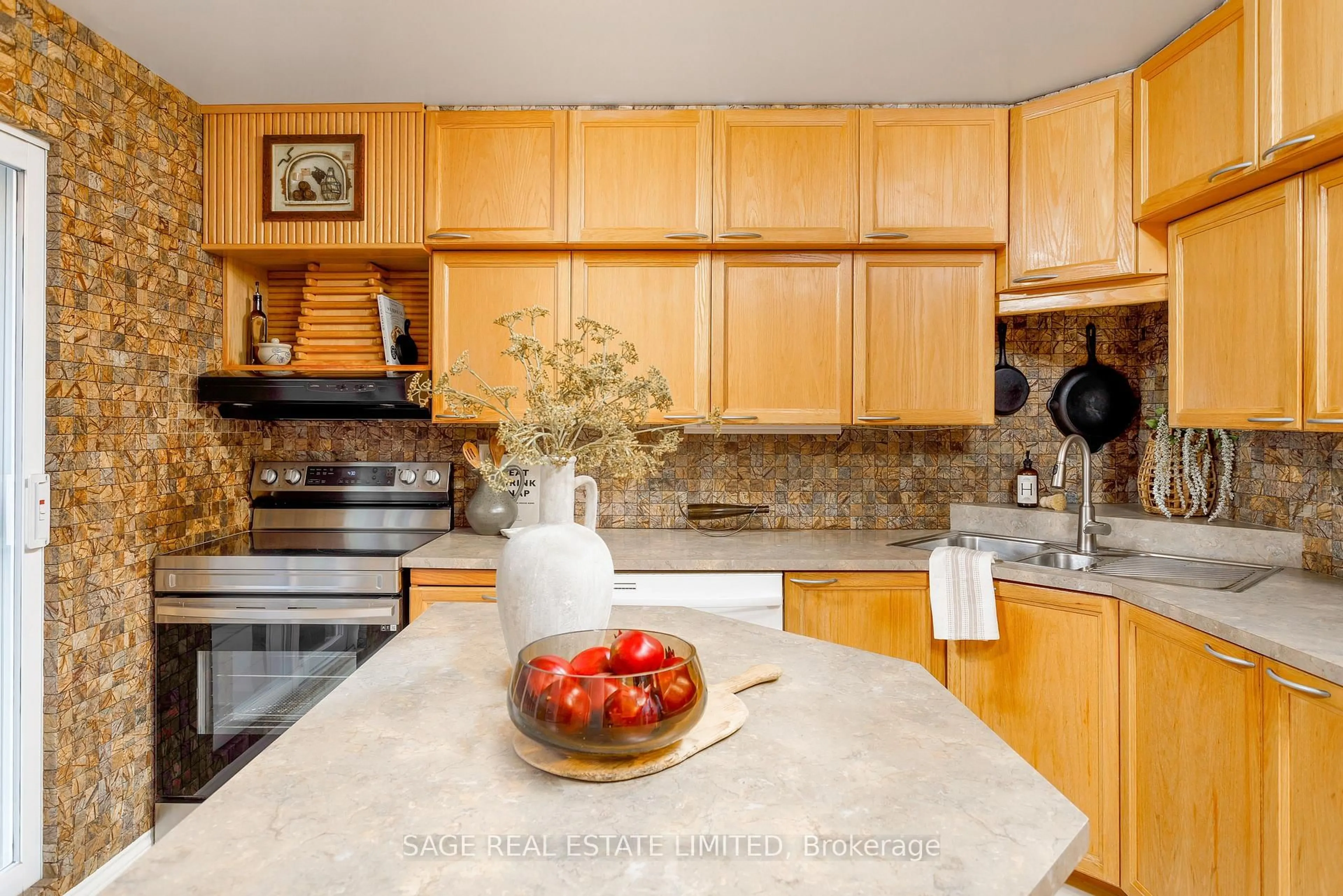 Open concept kitchen, ceramic/tile floor for 4102 Taffey Cres, Mississauga Ontario L5L 2A7