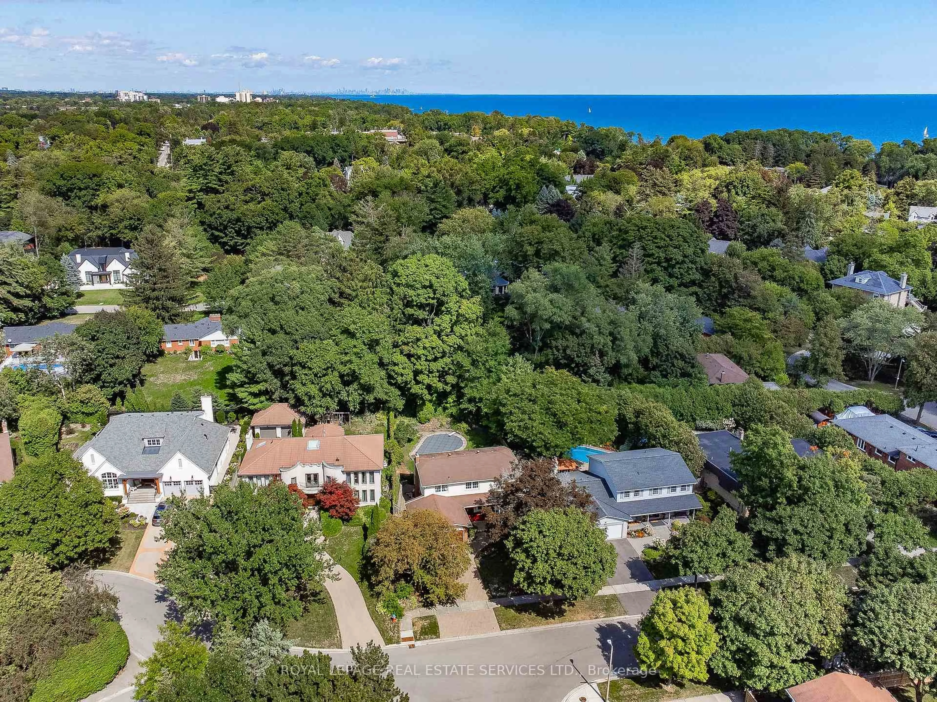 A pic from outside/outdoor area/front of a property/back of a property/a pic from drone, water/lake/river/ocean view for 255 Spring Garden Rd, Oakville Ontario L6L 5H5
