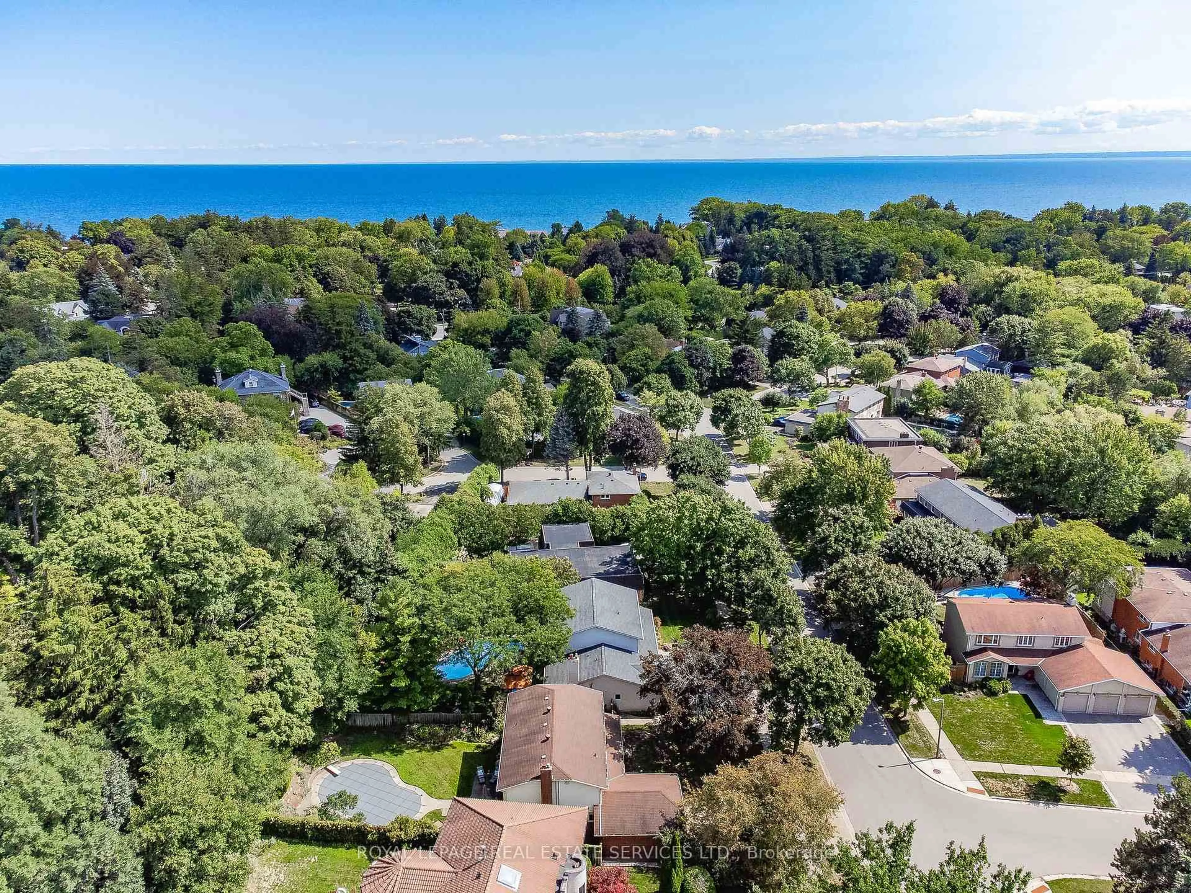 A pic from outside/outdoor area/front of a property/back of a property/a pic from drone, water/lake/river/ocean view for 255 Spring Garden Rd, Oakville Ontario L6L 5H5