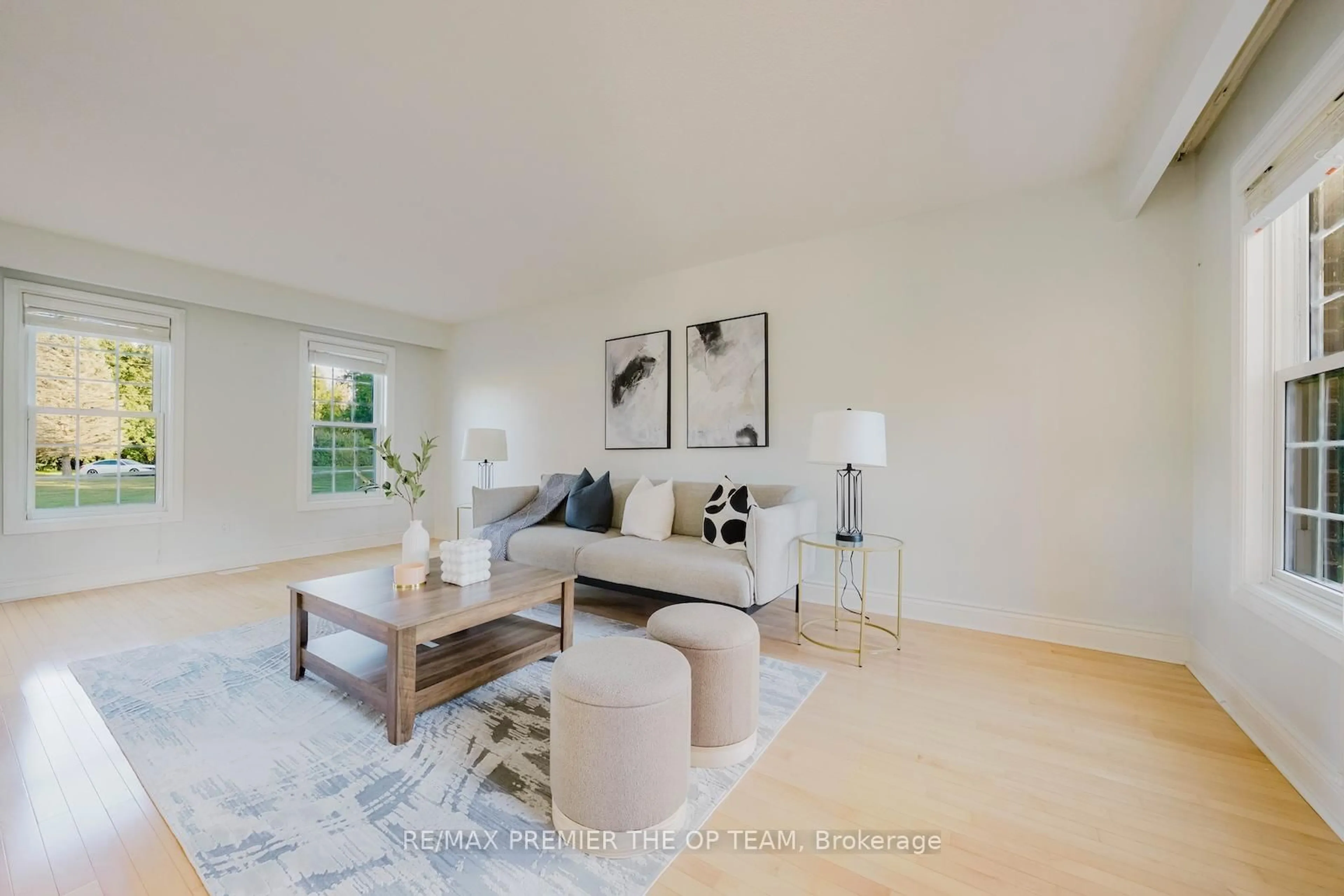 Living room with furniture, unknown for 8 Elite Rd, Caledon Ontario L7K 0K9
