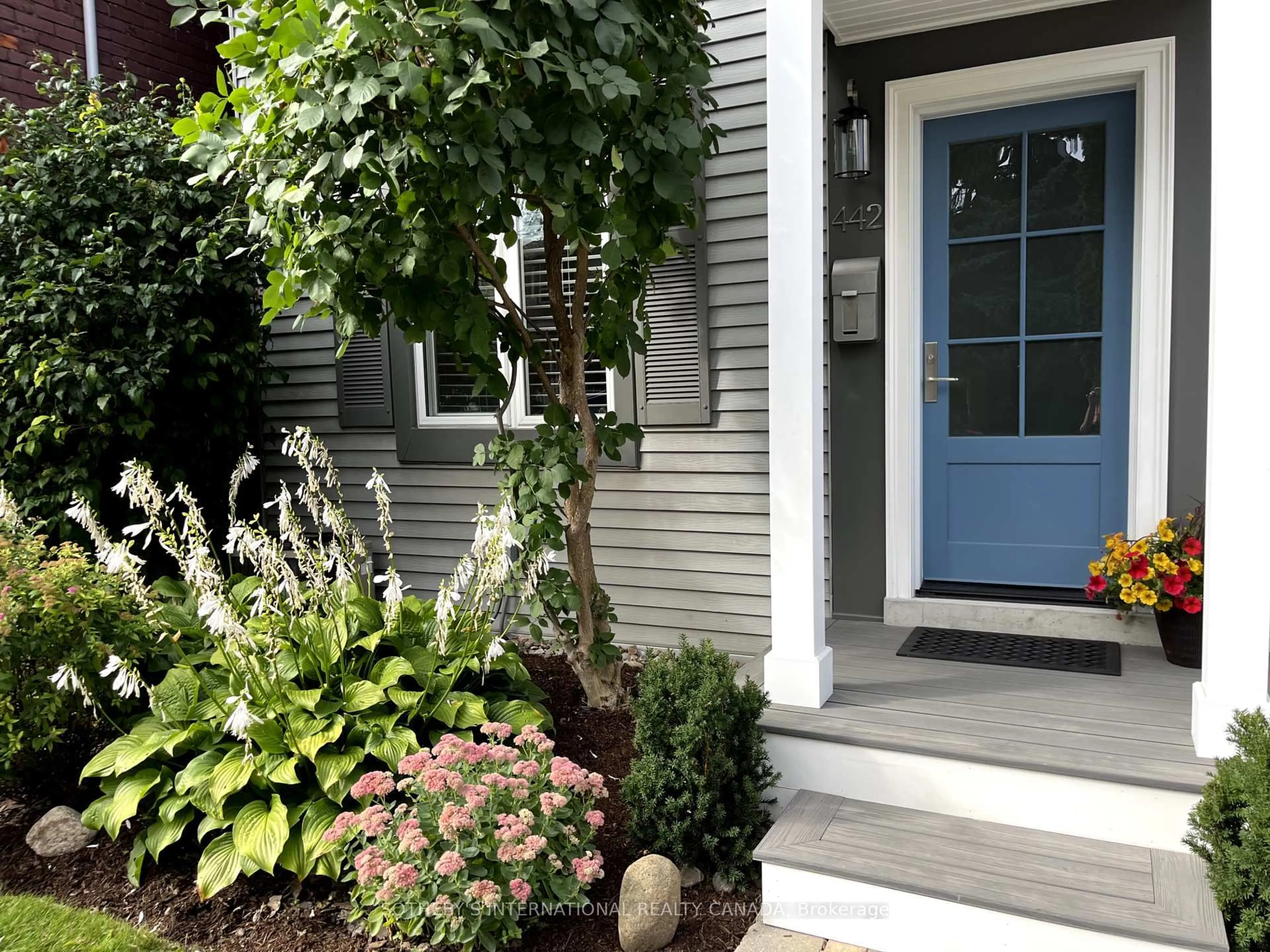 Indoor entryway for 442 Salem Ave, Toronto Ontario M6H 3E1