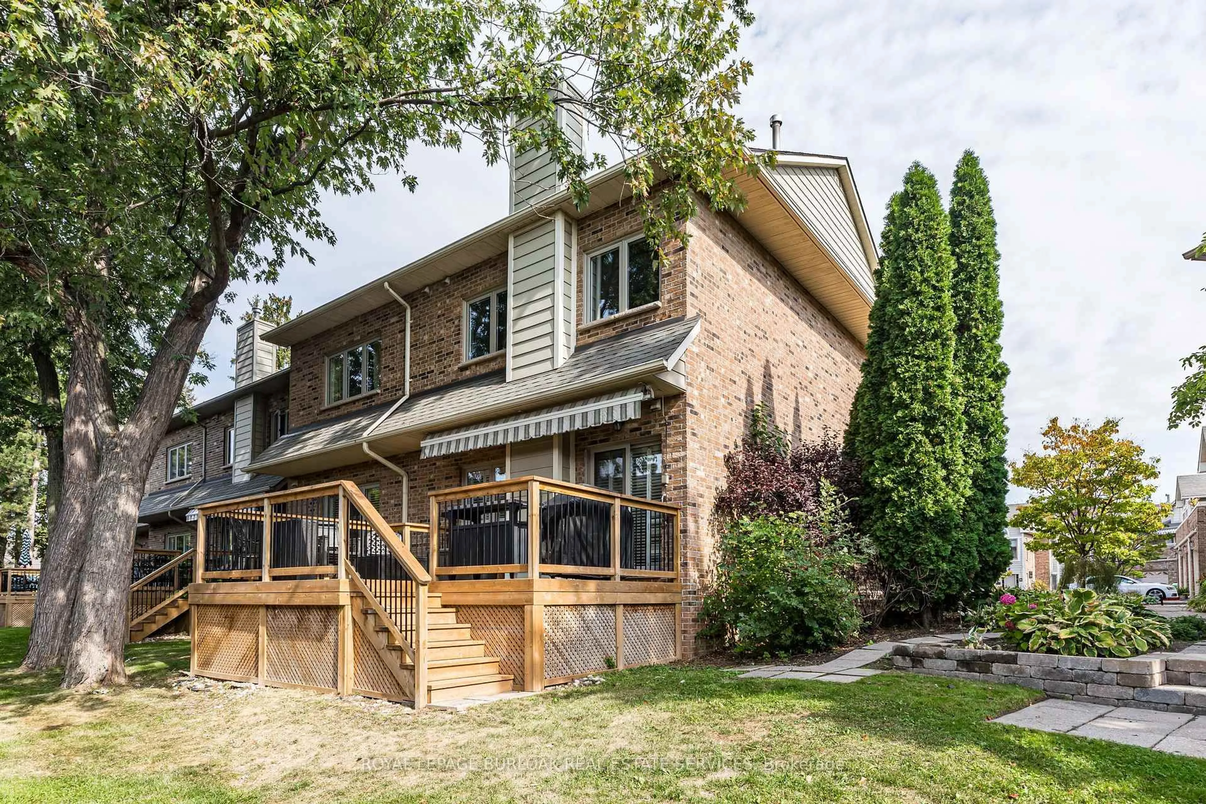 Home with brick exterior material, unknown for 3230 New St #5, Burlington Ontario L7N 1M8