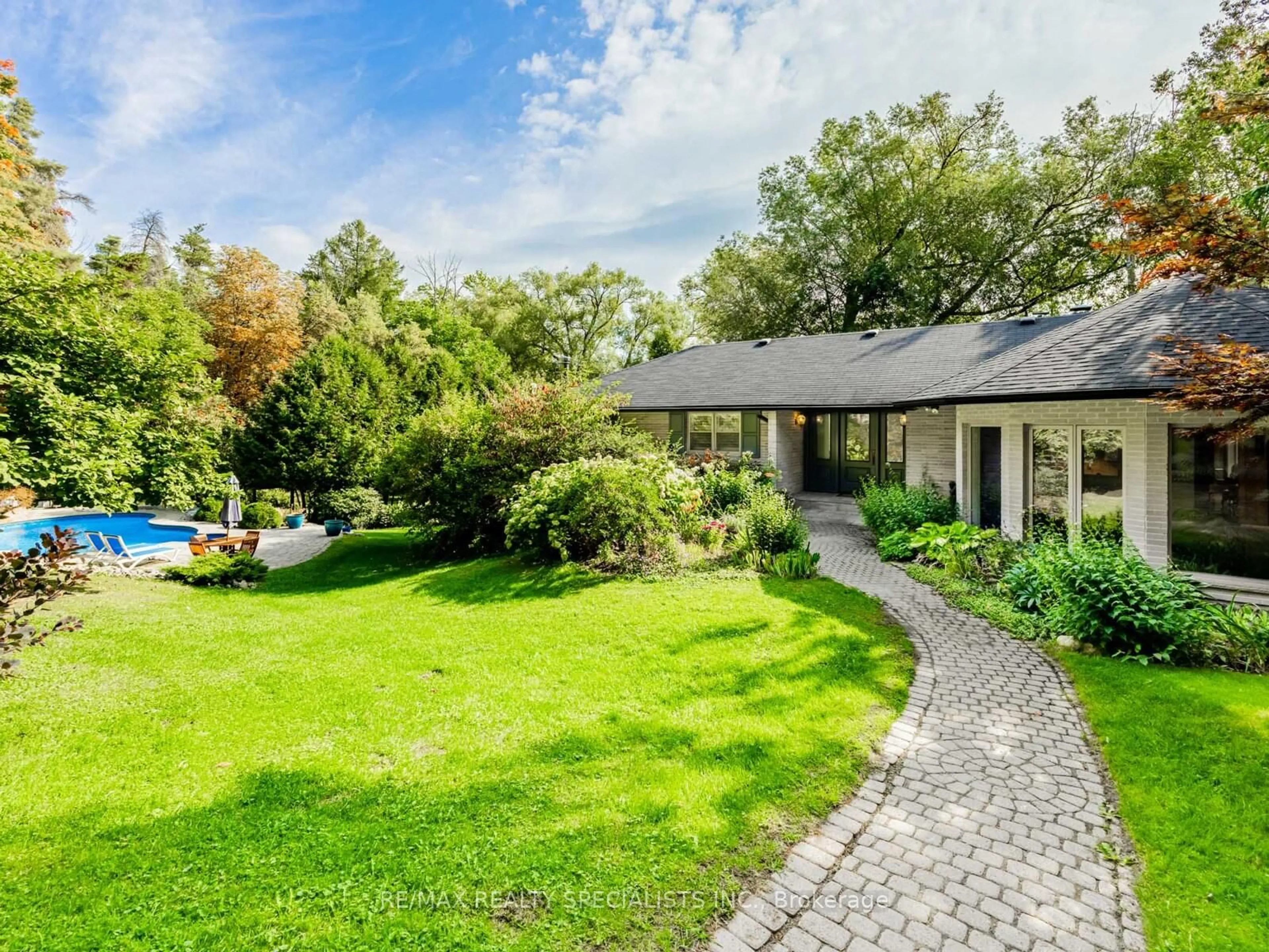 A pic from outside/outdoor area/front of a property/back of a property/a pic from drone, unknown for 18043 Airport Rd, Caledon Ontario L7K 2K2