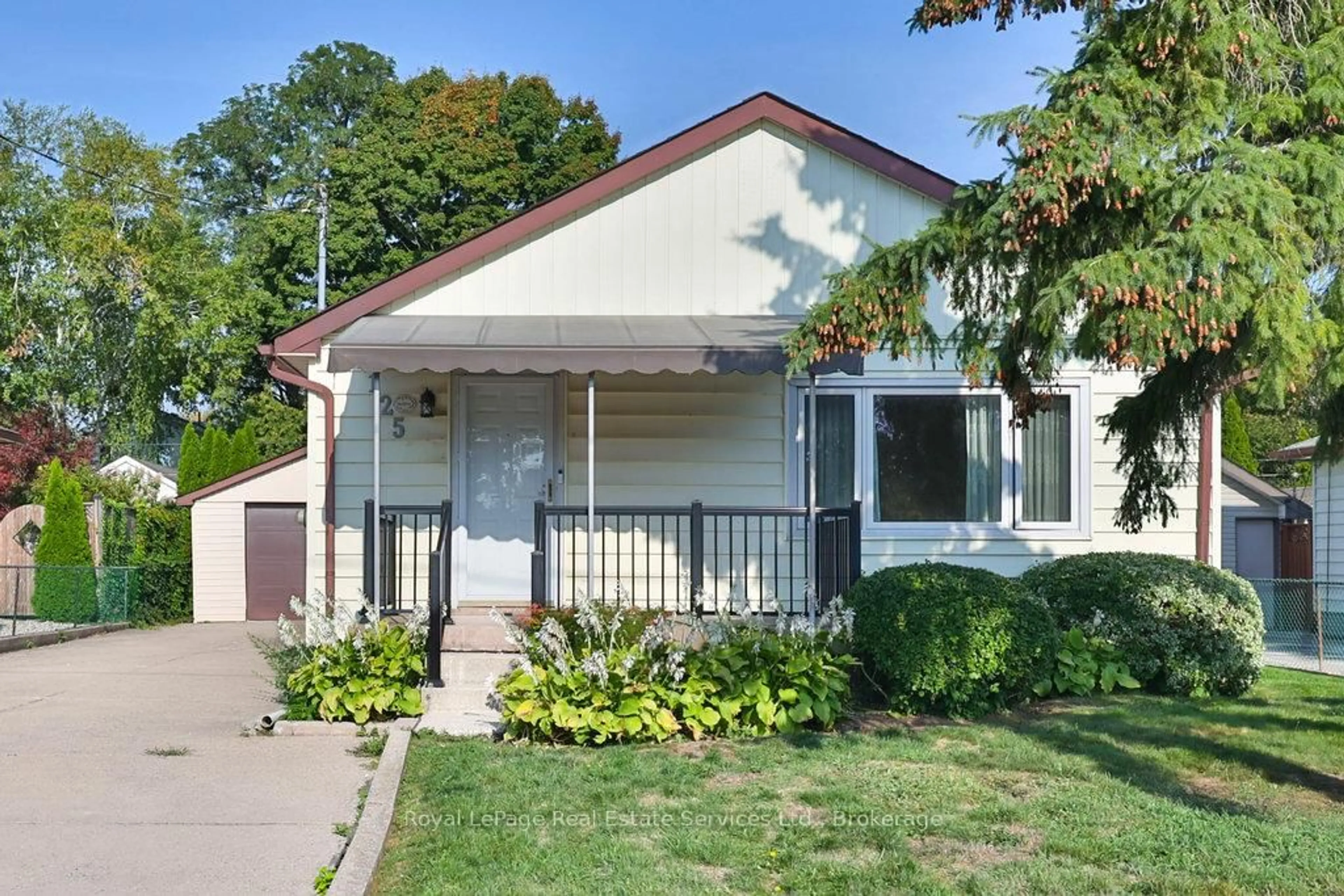 Home with vinyl exterior material, street for 125 Inglewood Dr, Oakville Ontario L6K 1W8