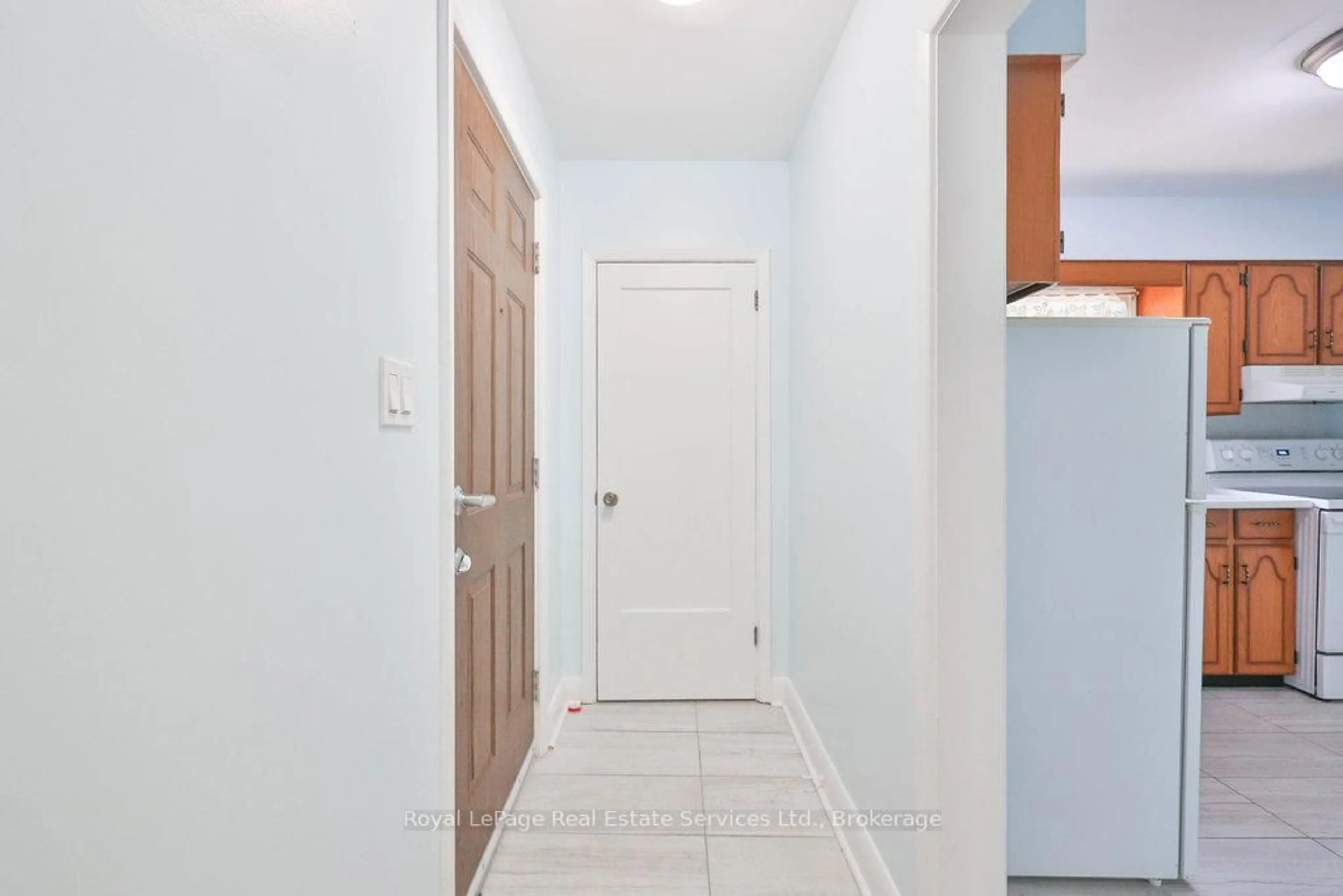 Indoor entryway for 125 Inglewood Dr, Oakville Ontario L6K 1W8