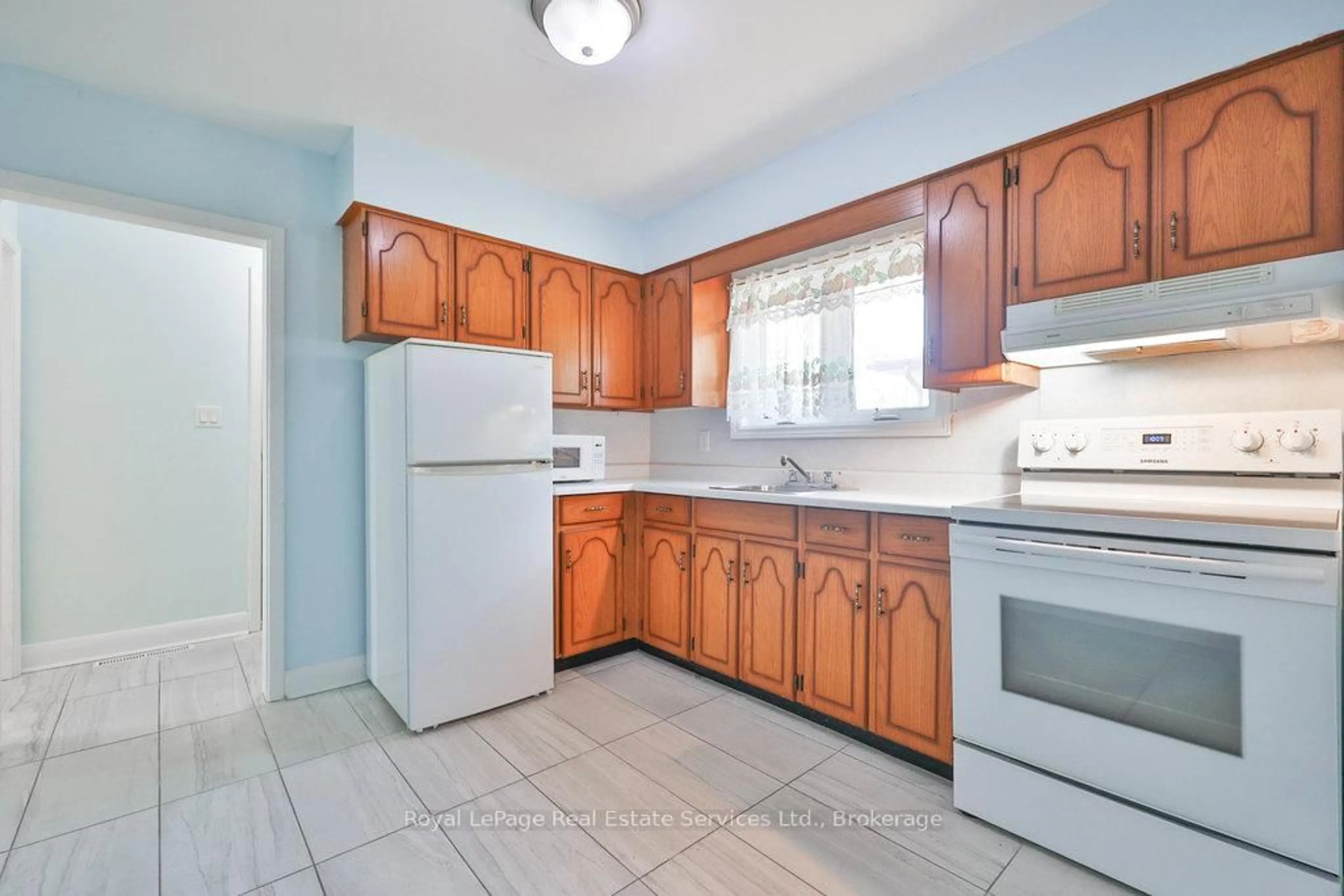 Standard kitchen, unknown for 125 Inglewood Dr, Oakville Ontario L6K 1W8
