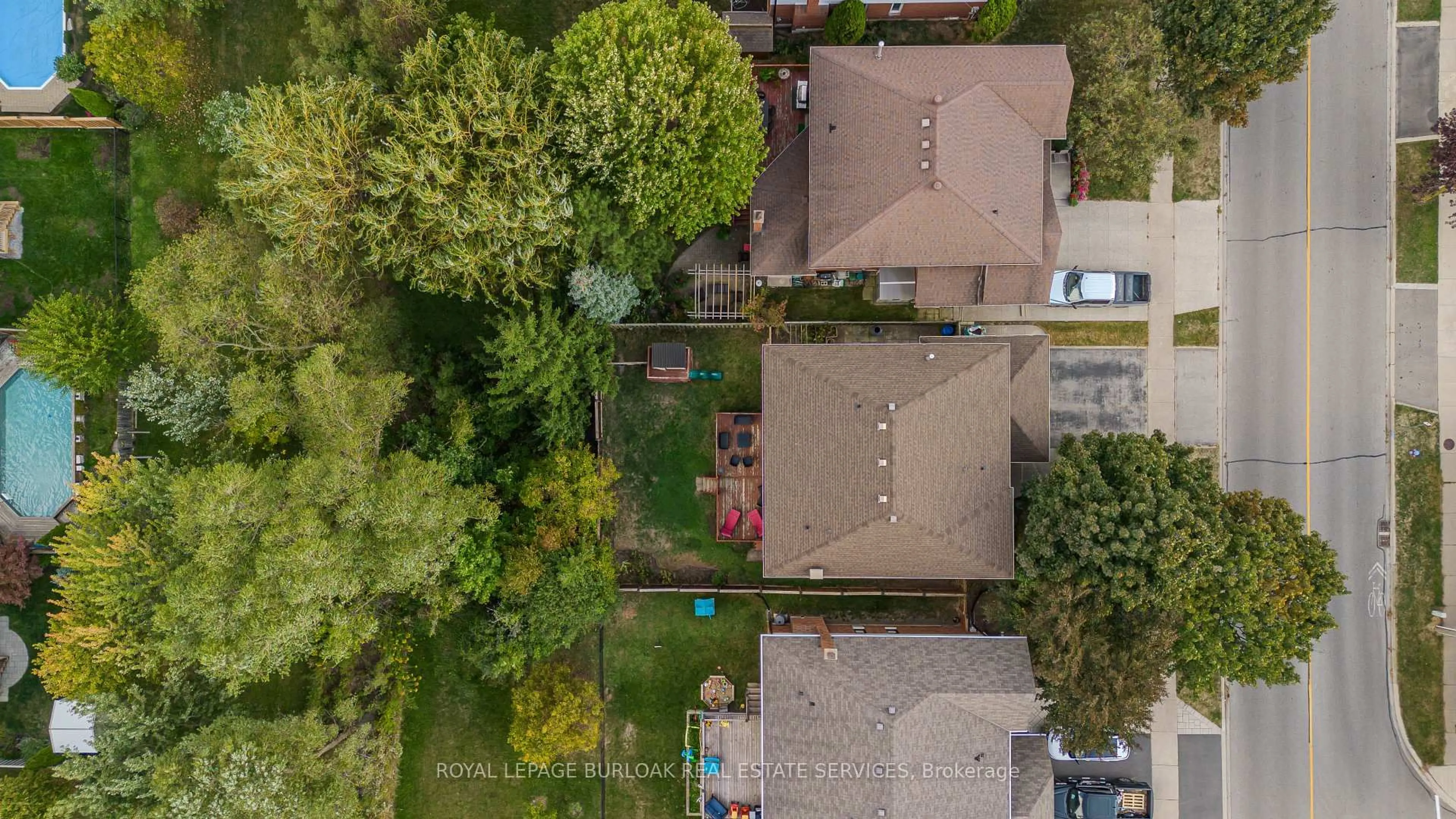 A pic from outside/outdoor area/front of a property/back of a property/a pic from drone, street for 2465 Headon Rd, Burlington Ontario L7M 4G2
