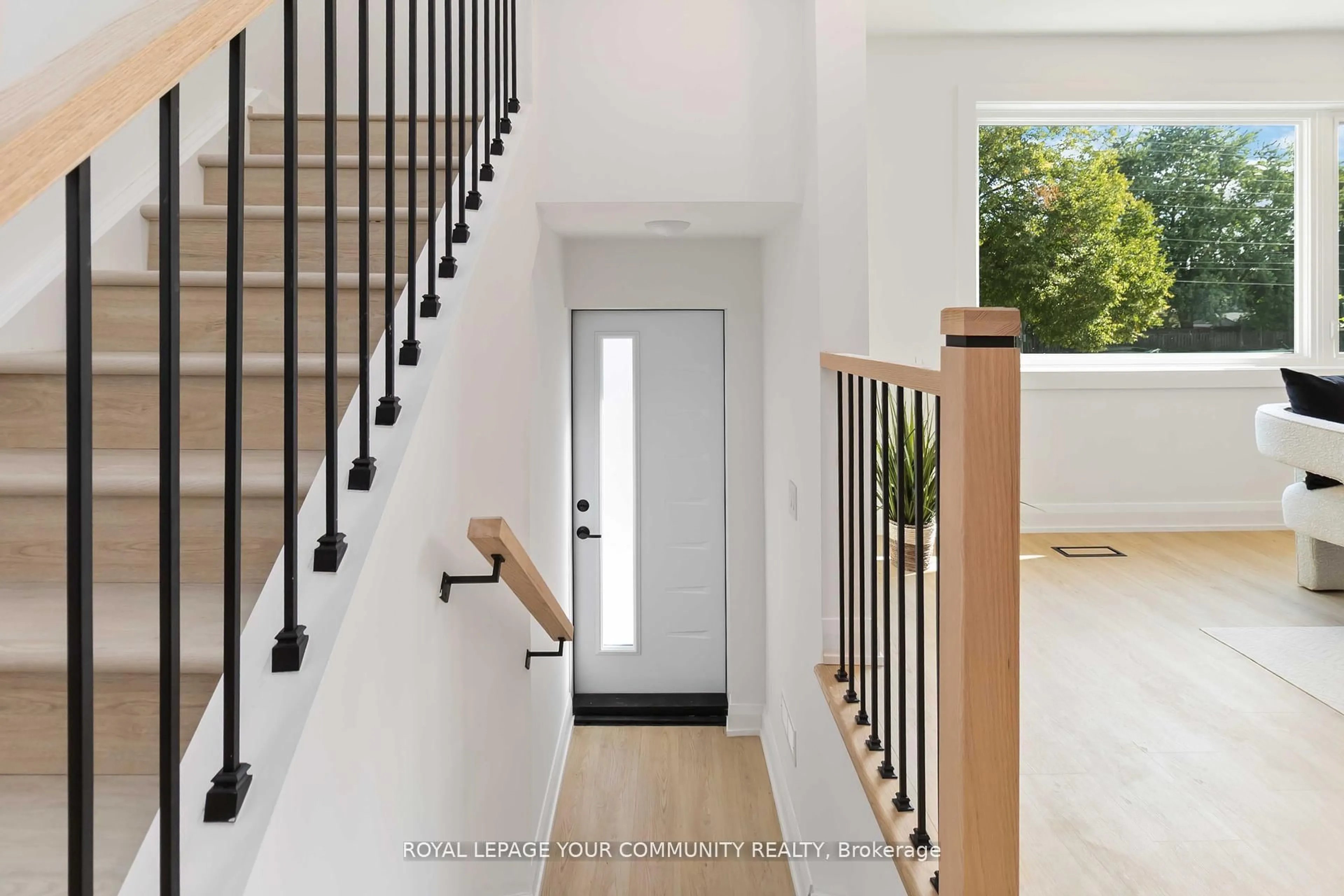 Indoor entryway for 602 Appleby Line, Burlington Ontario L7L 2Y3