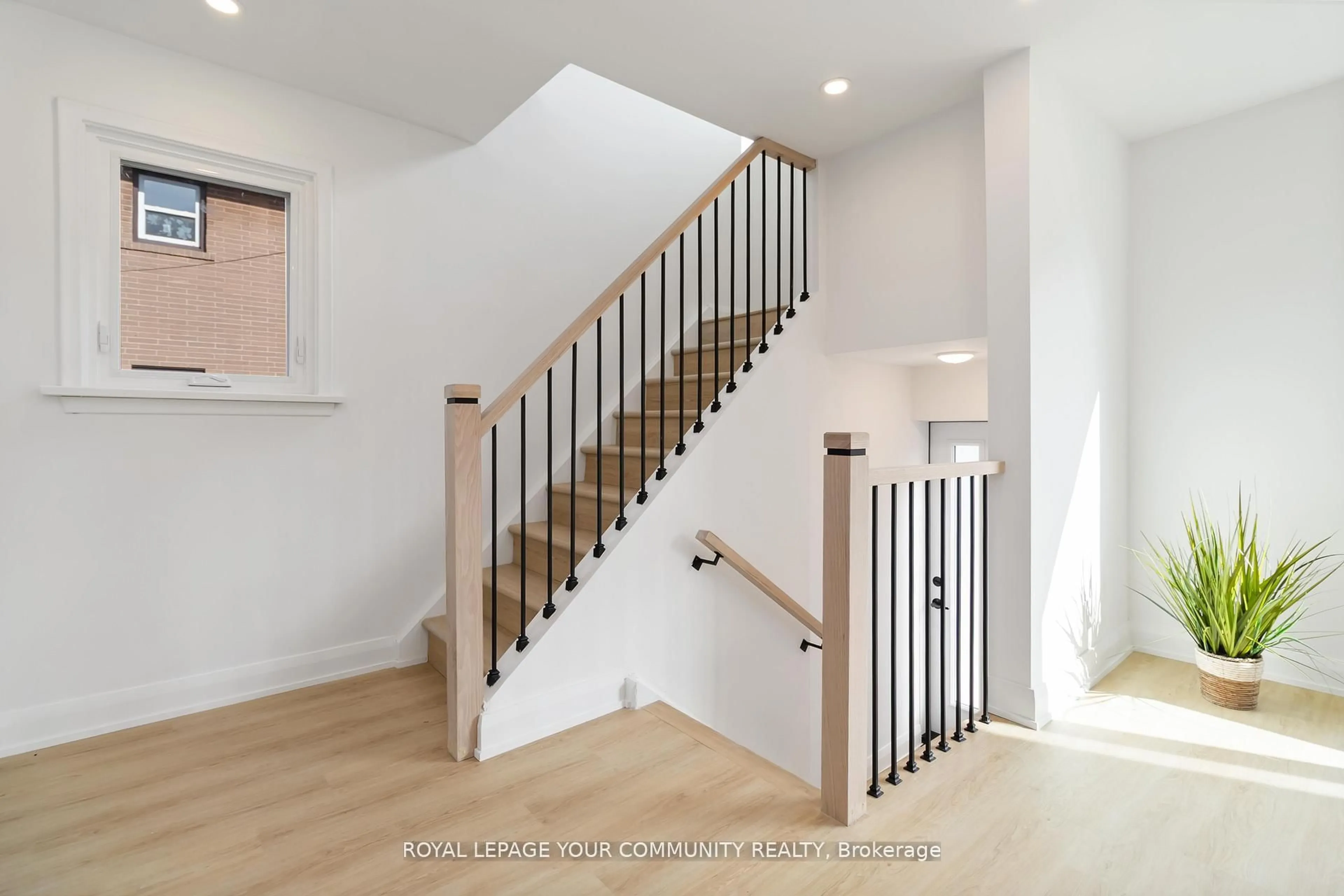 Stairs for 602 Appleby Line, Burlington Ontario L7L 2Y3