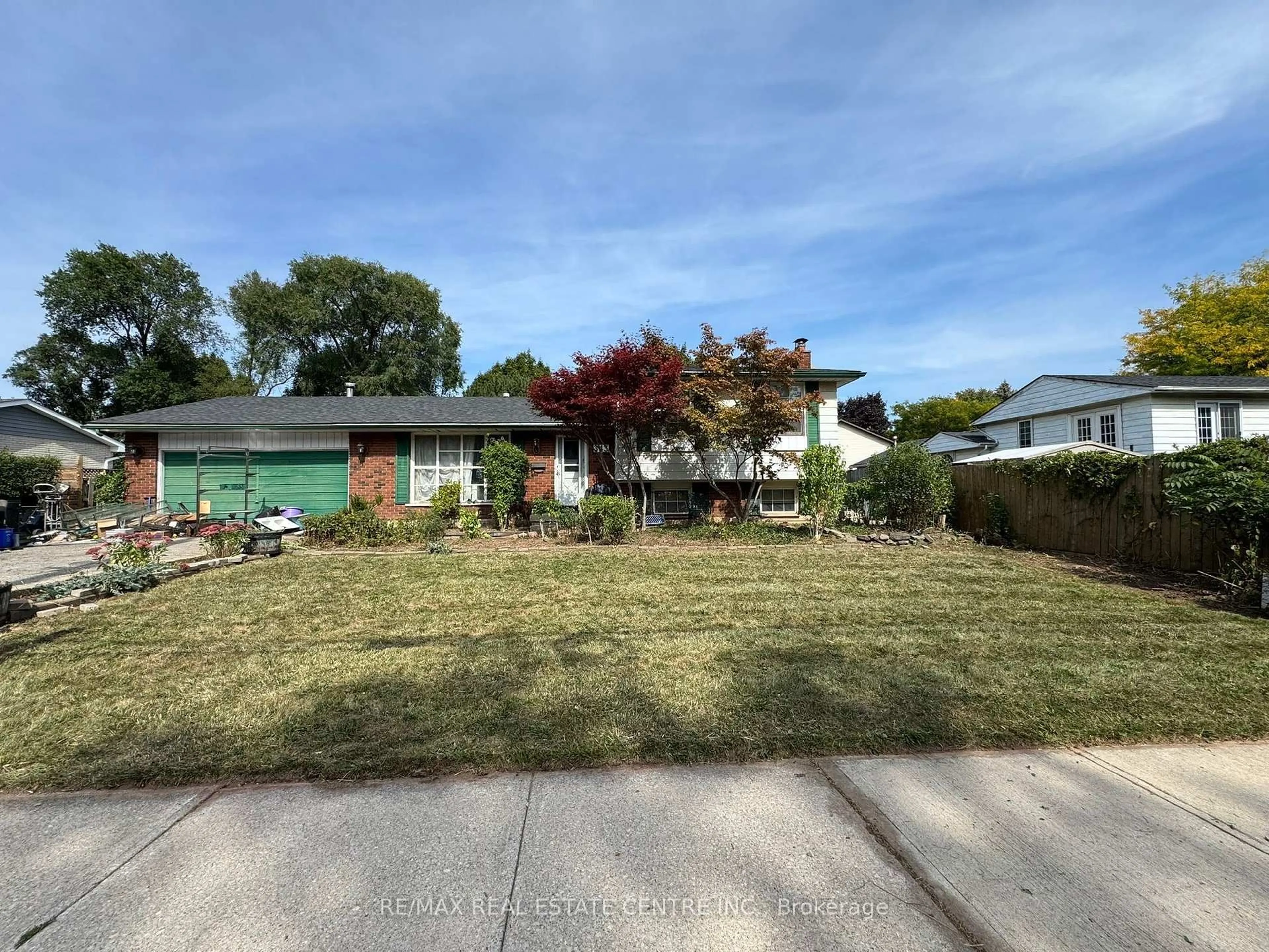A pic from outside/outdoor area/front of a property/back of a property/a pic from drone, street for 343 Bronte Rd, Oakville Ontario L6L 3C8