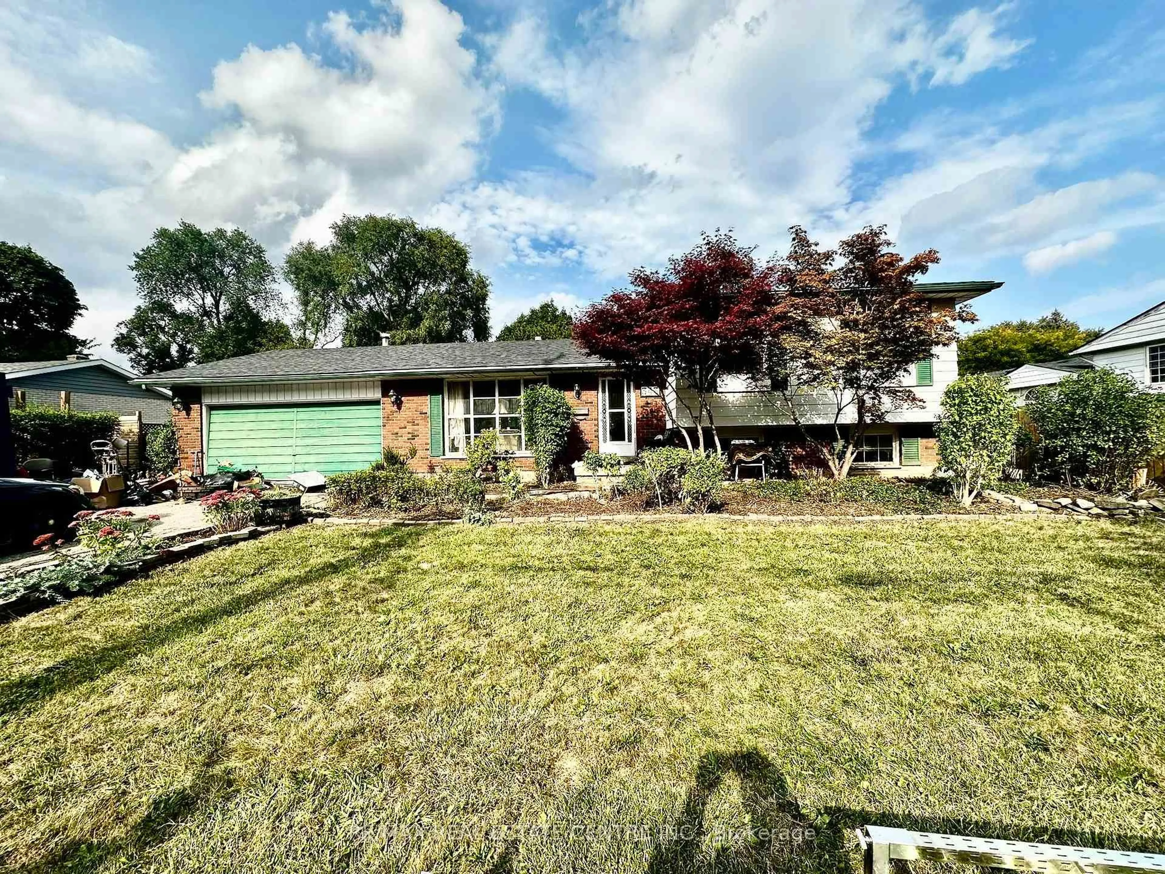 A pic from outside/outdoor area/front of a property/back of a property/a pic from drone, street for 343 Bronte Rd, Oakville Ontario L6L 3C8