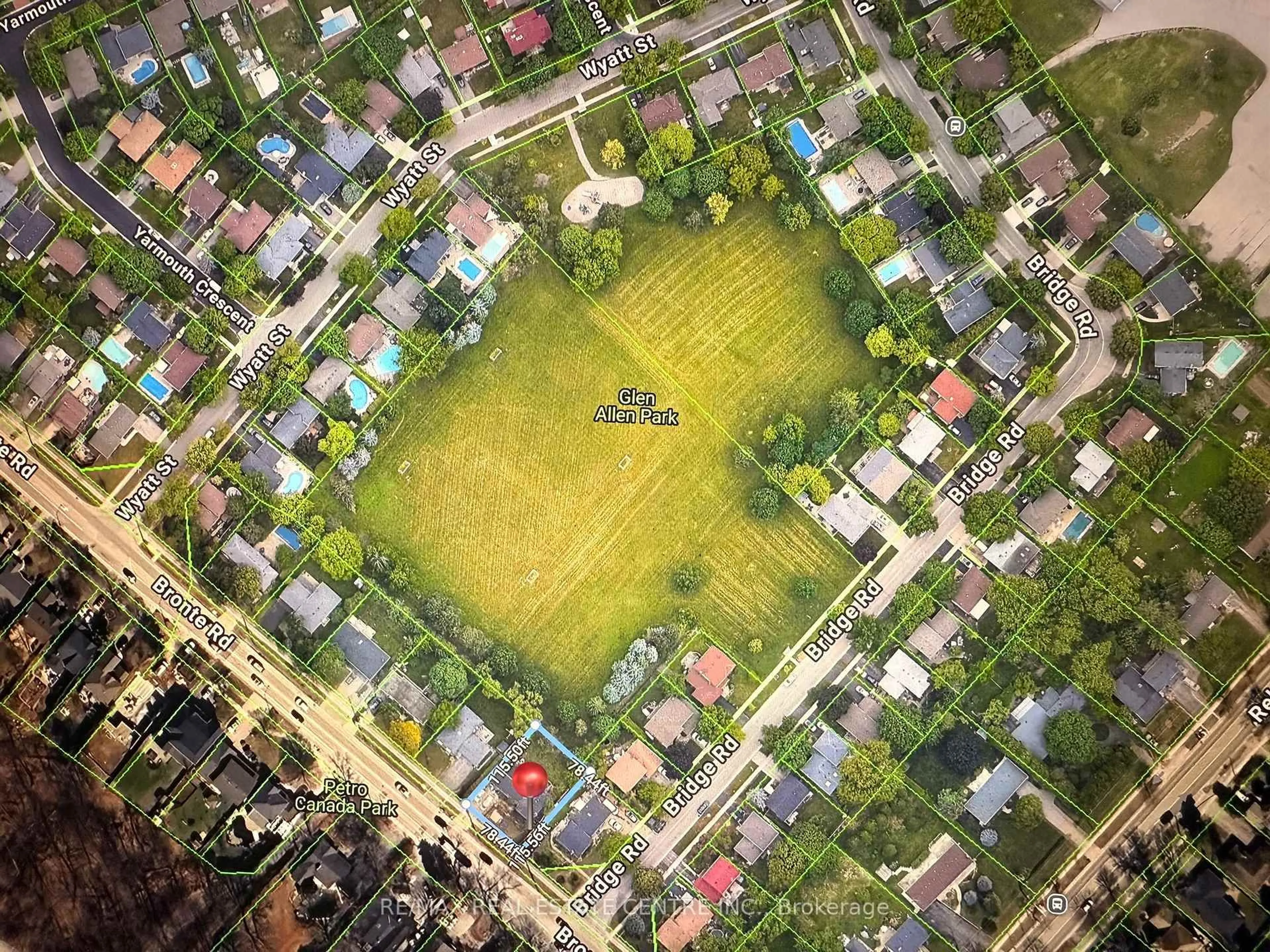 A pic from outside/outdoor area/front of a property/back of a property/a pic from drone, street for 343 Bronte Rd, Oakville Ontario L6L 3C8