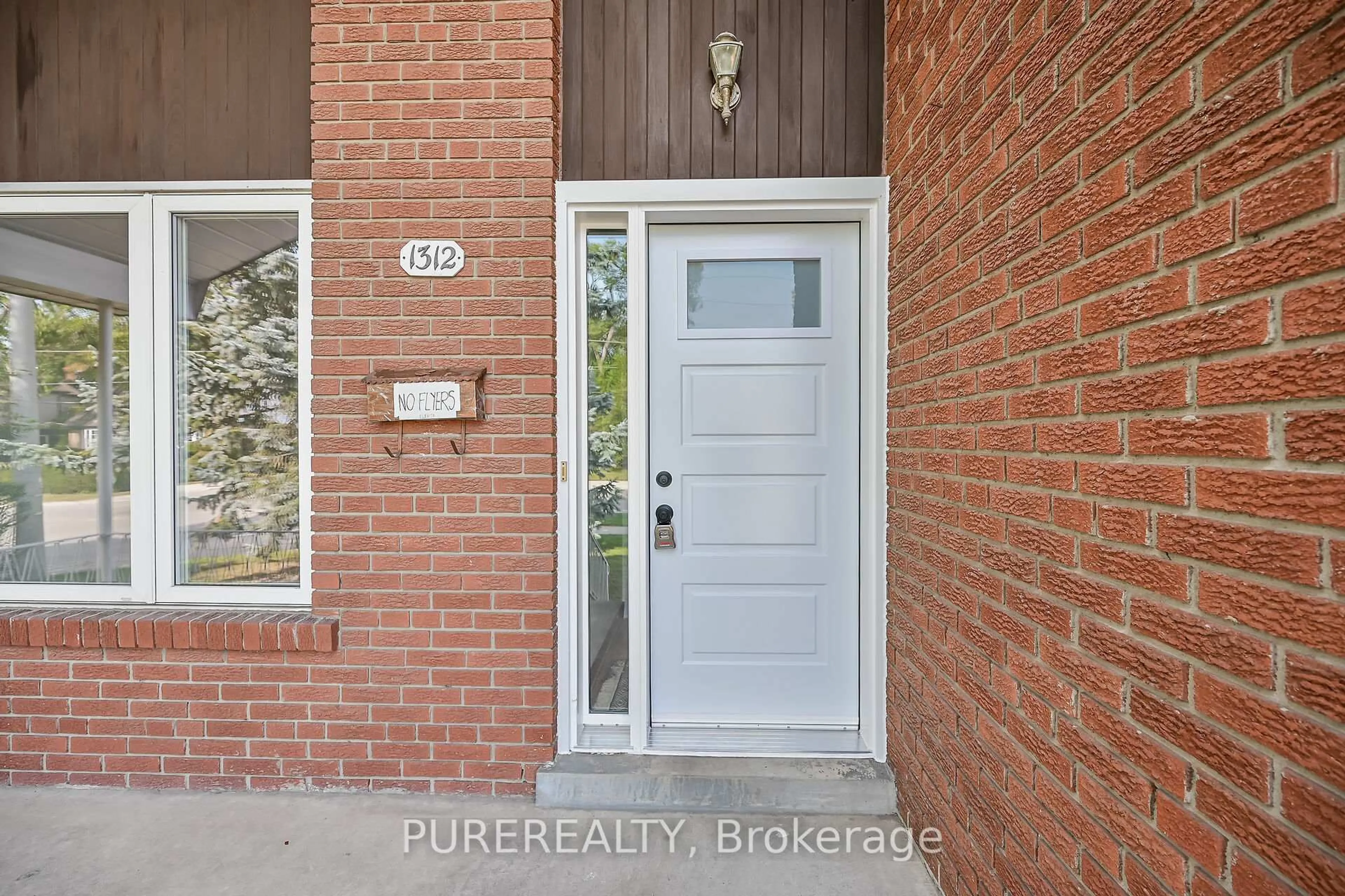 Indoor entryway for 1312 Ogden Ave, Mississauga Ontario L5E 2H6