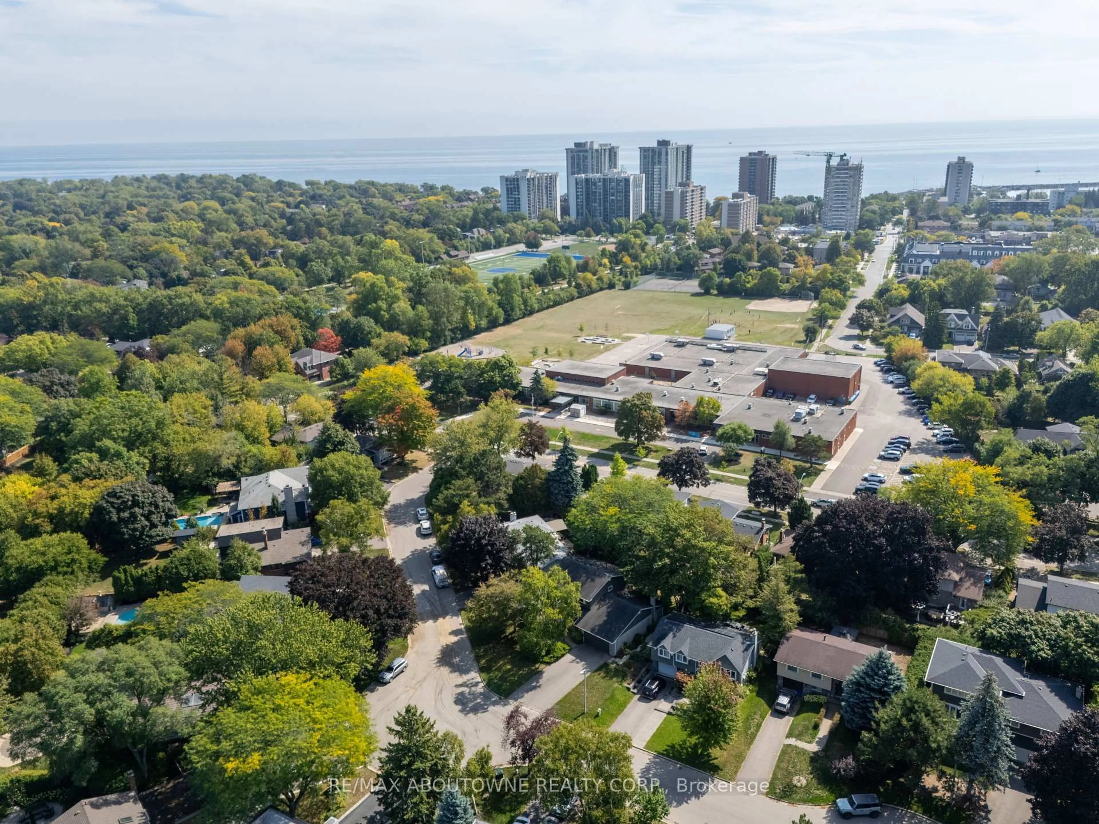 A pic from outside/outdoor area/front of a property/back of a property/a pic from drone, unknown for 222 Vance Dr, Oakville Ontario L6L 3L1