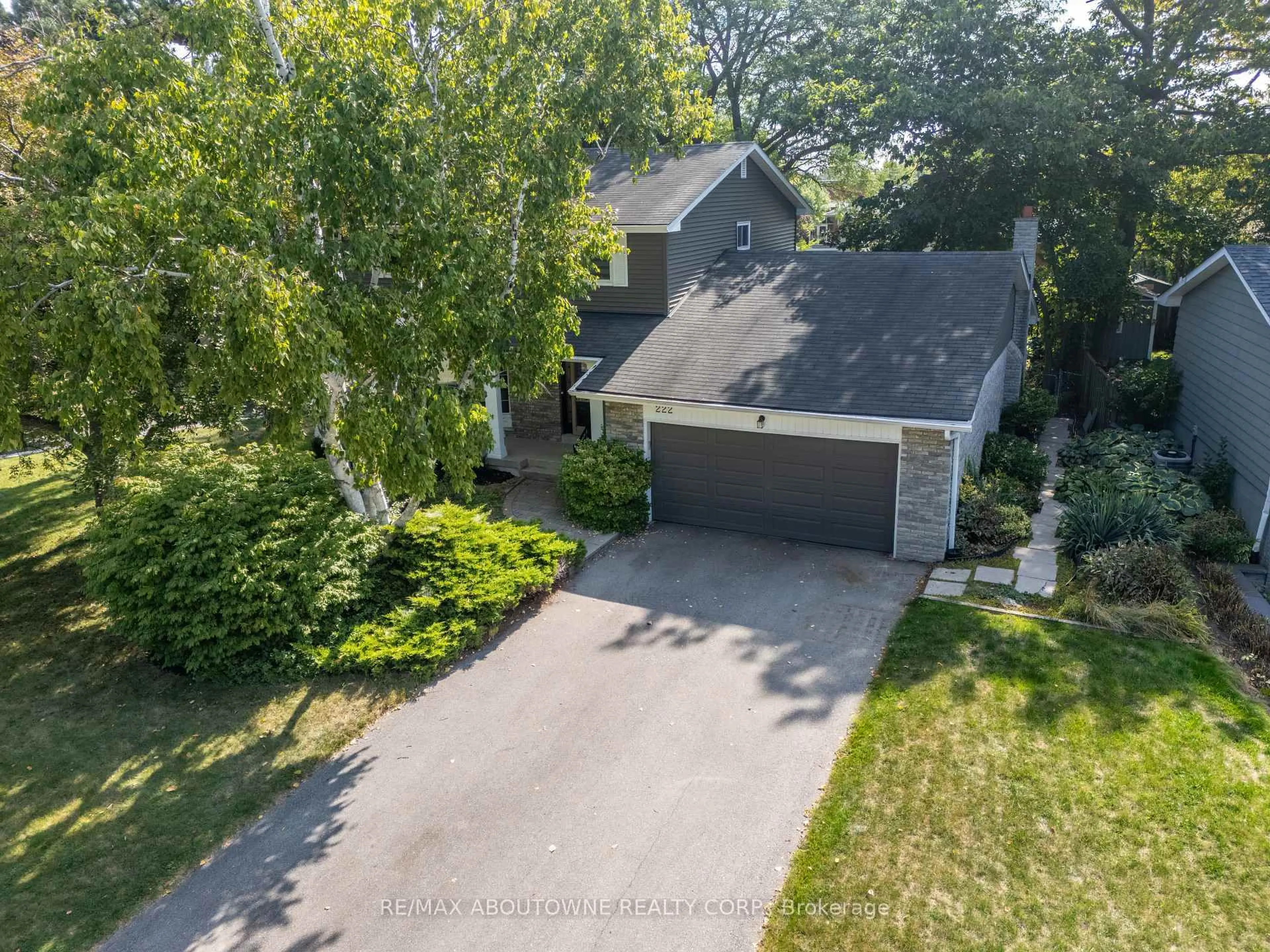 A pic from outside/outdoor area/front of a property/back of a property/a pic from drone, street for 222 Vance Dr, Oakville Ontario L6L 3L1