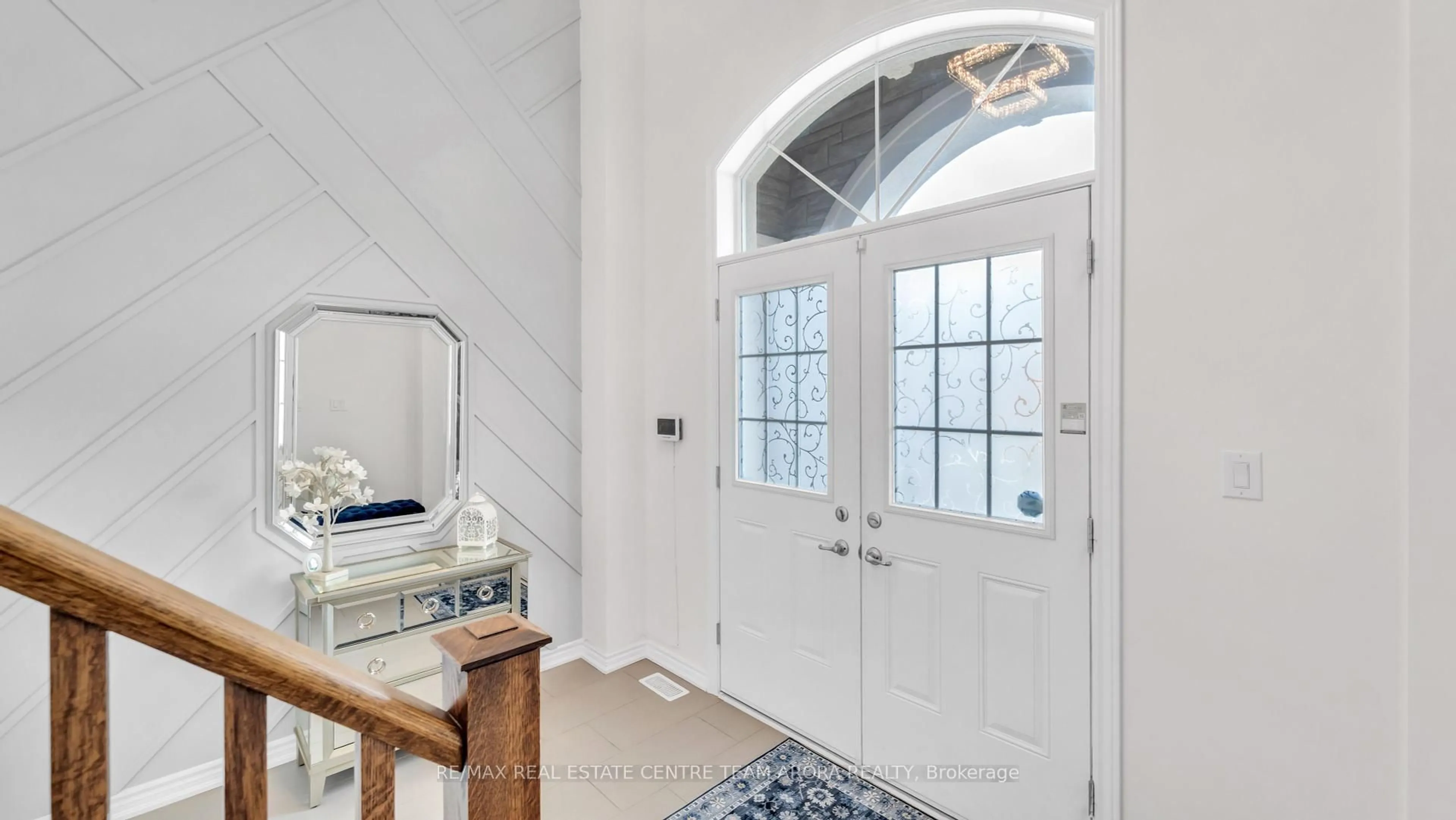 Indoor entryway for 450 Brisdale Dr, Brampton Ontario L7A 4J4