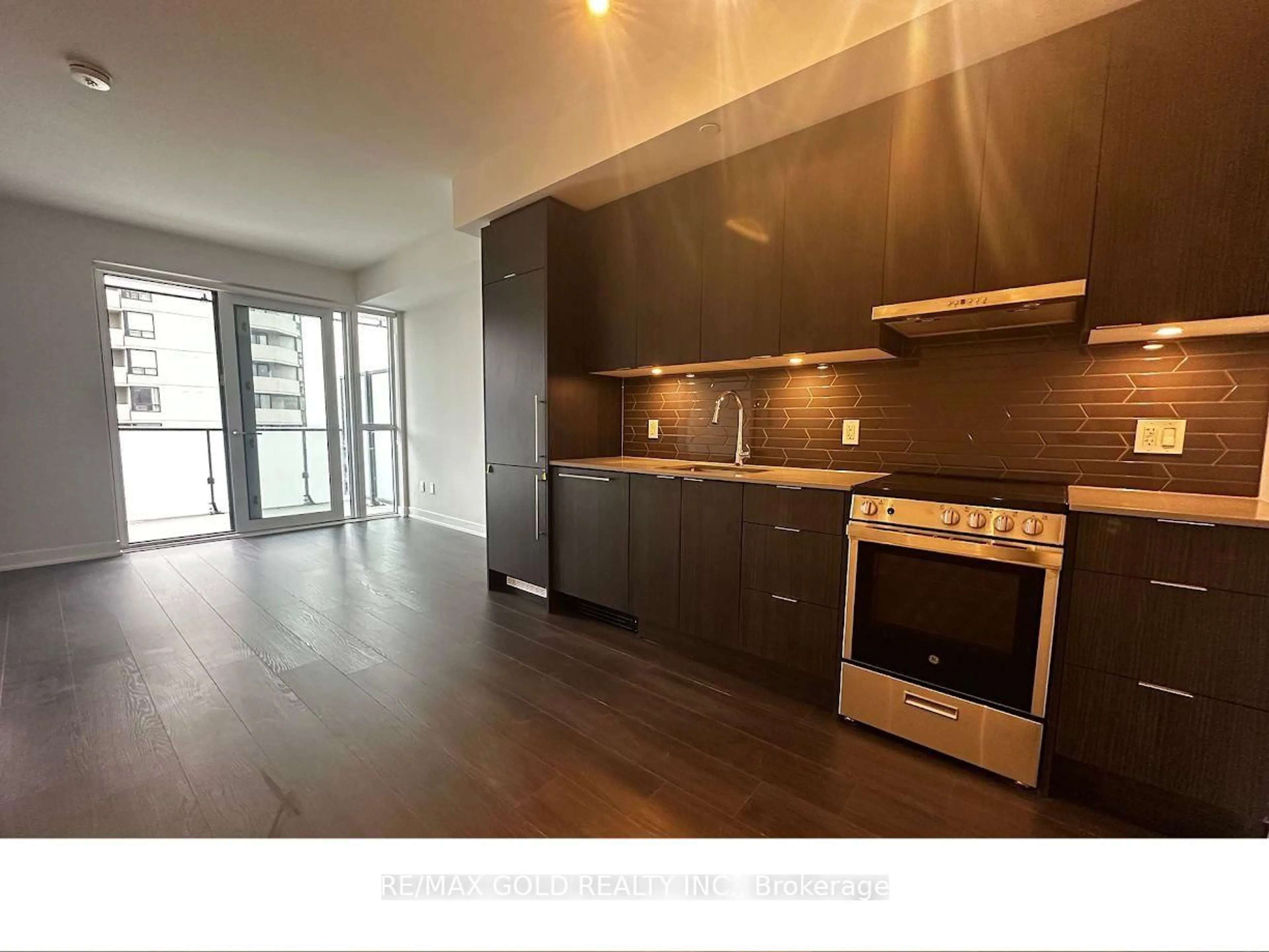 Open concept kitchen, wood/laminate floor for 430 Square One Dr #1109, Mississauga Ontario L5B 0L6