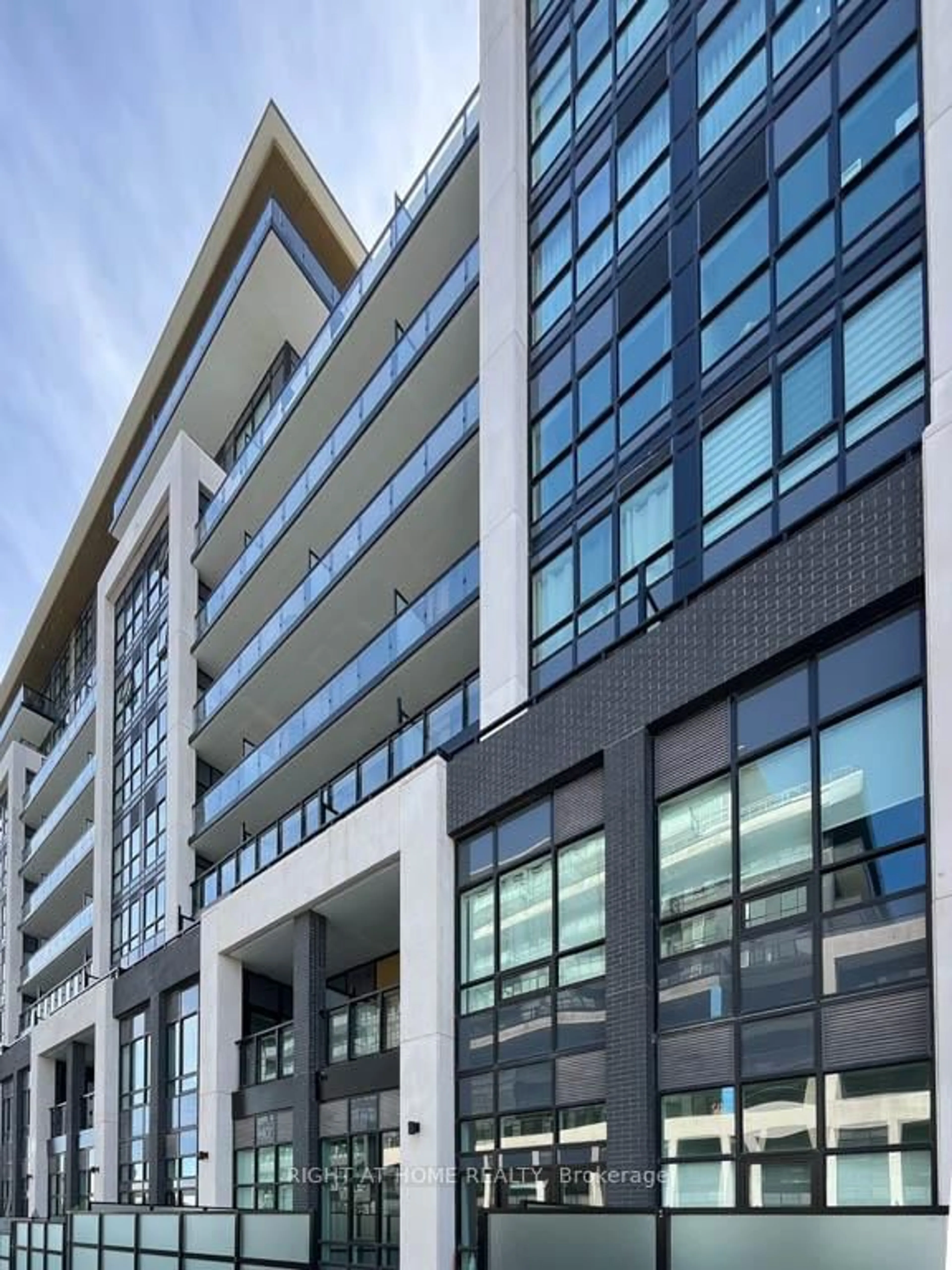 Indoor foyer for 395 Dundas St #528, Oakville Ontario L6M 5R8