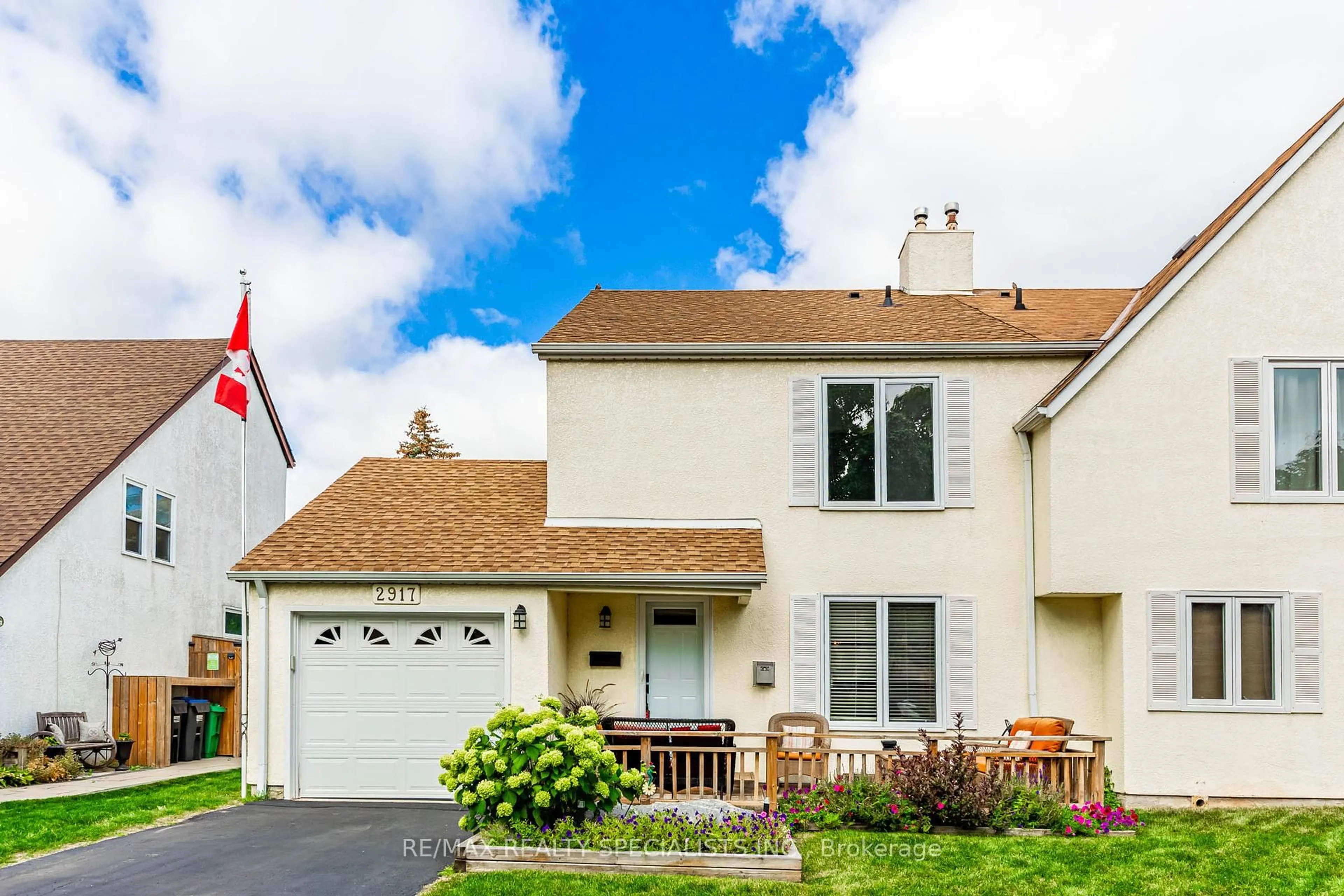 Home with vinyl exterior material, street for 2917 Nipiwin Dr, Mississauga Ontario L5N 1Y1