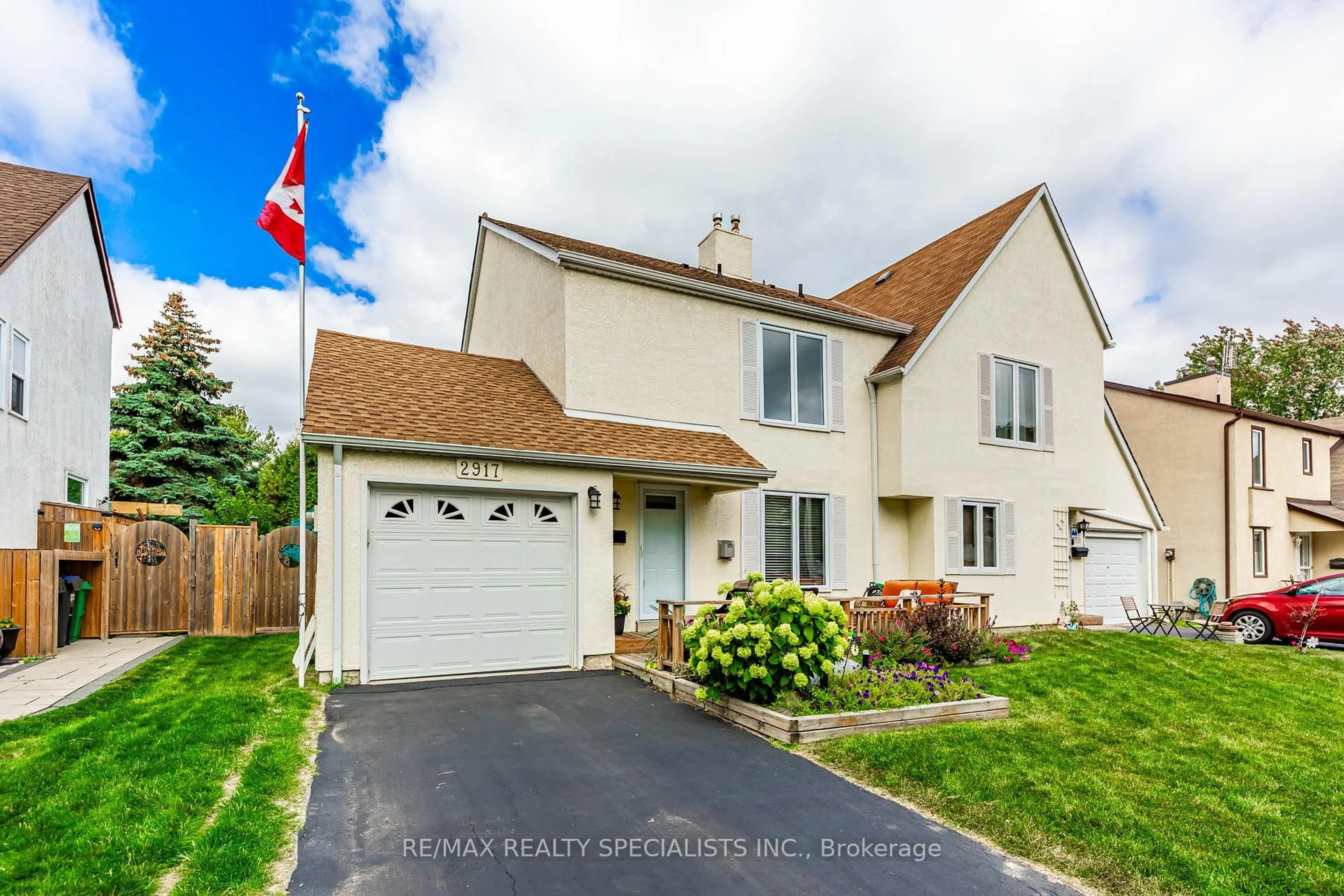 A pic from outside/outdoor area/front of a property/back of a property/a pic from drone, street for 2917 Nipiwin Dr, Mississauga Ontario L5N 1Y1