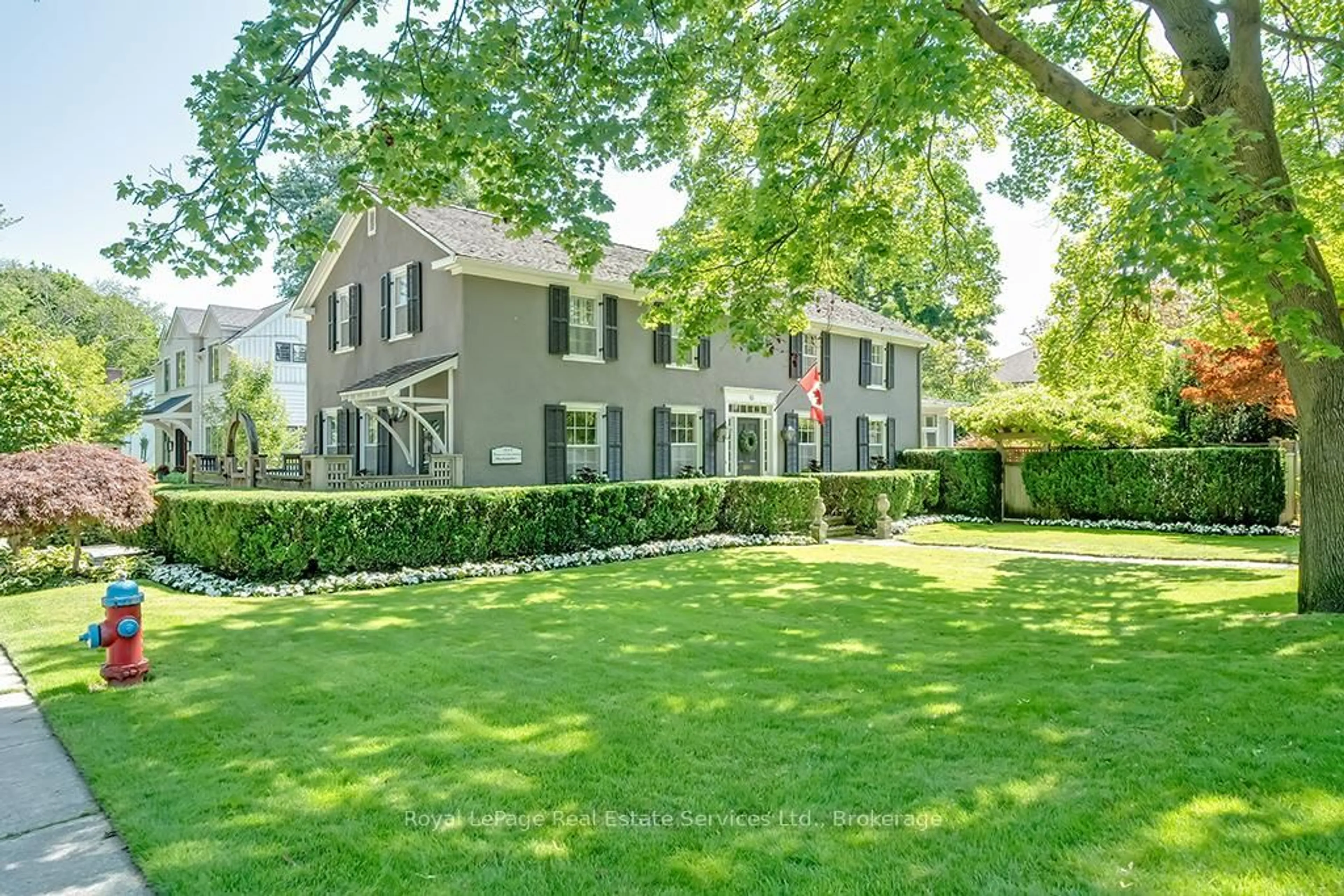 A pic from outside/outdoor area/front of a property/back of a property/a pic from drone, street for 53 Thomas St, Oakville Ontario L6J 3A2