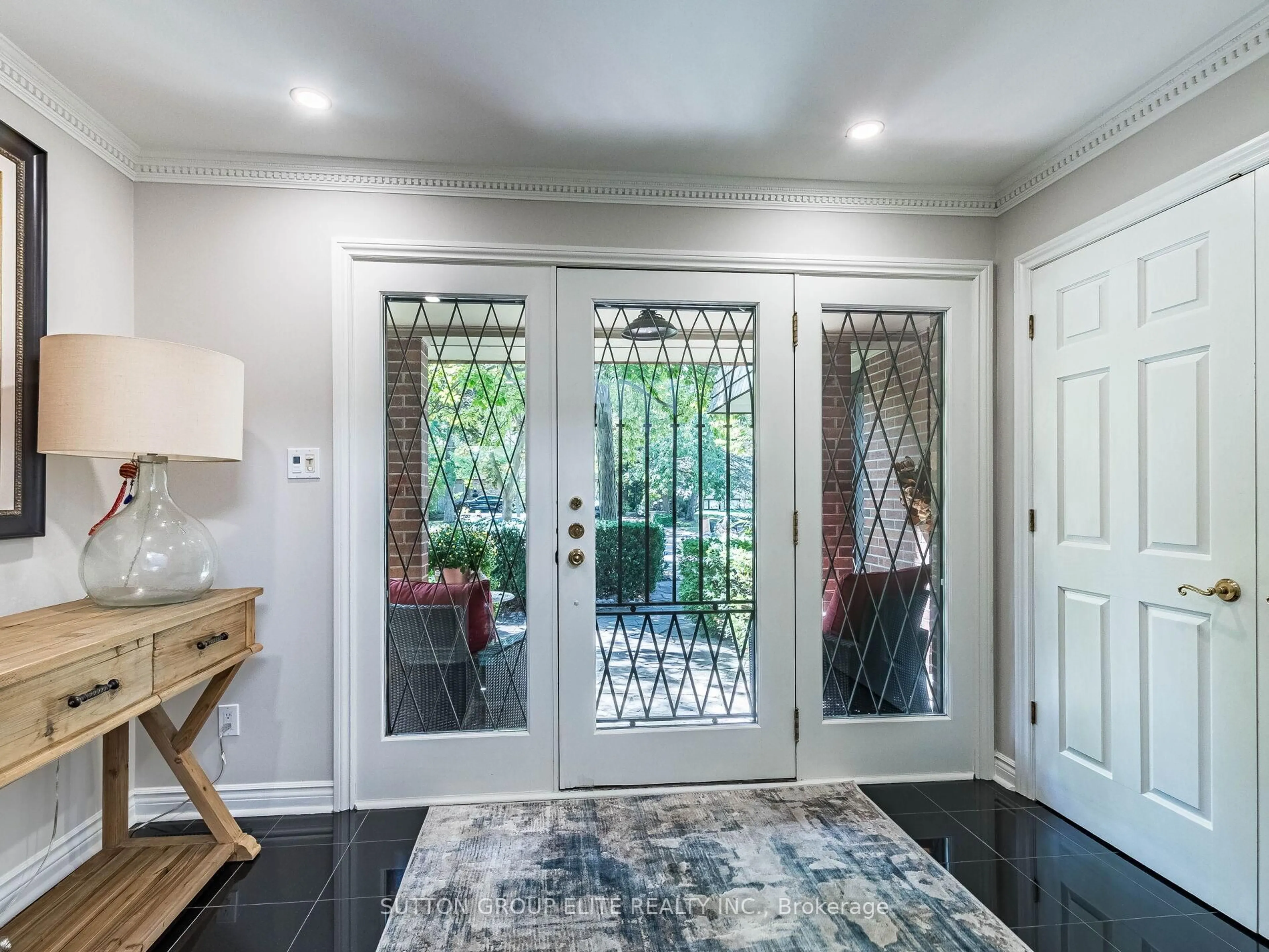Indoor entryway for 2269 Shardawn Mews, Mississauga Ontario L5C 1W6