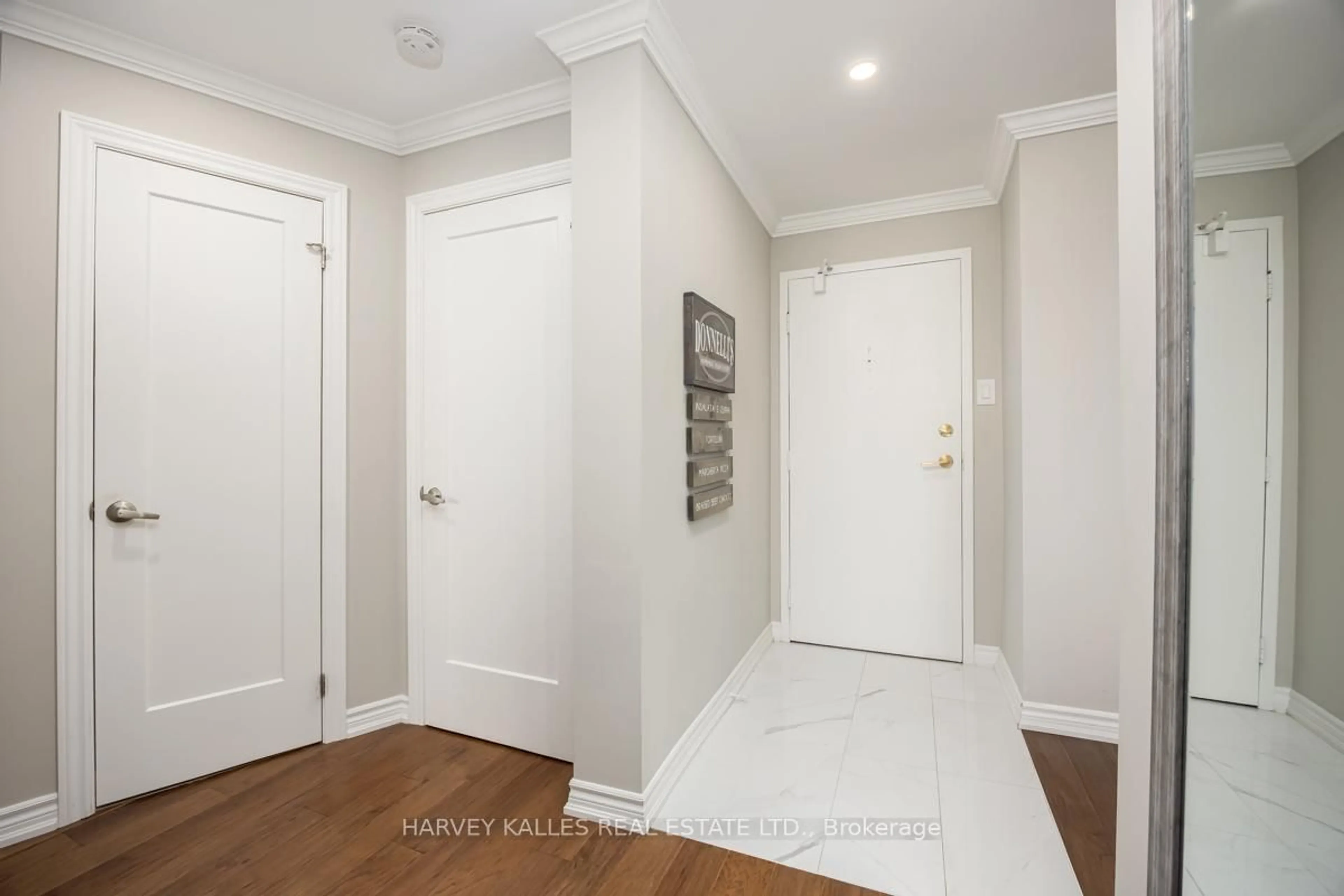 Indoor entryway for 2055 Upper Middle Rd #609, Burlington Ontario L7P 3P4