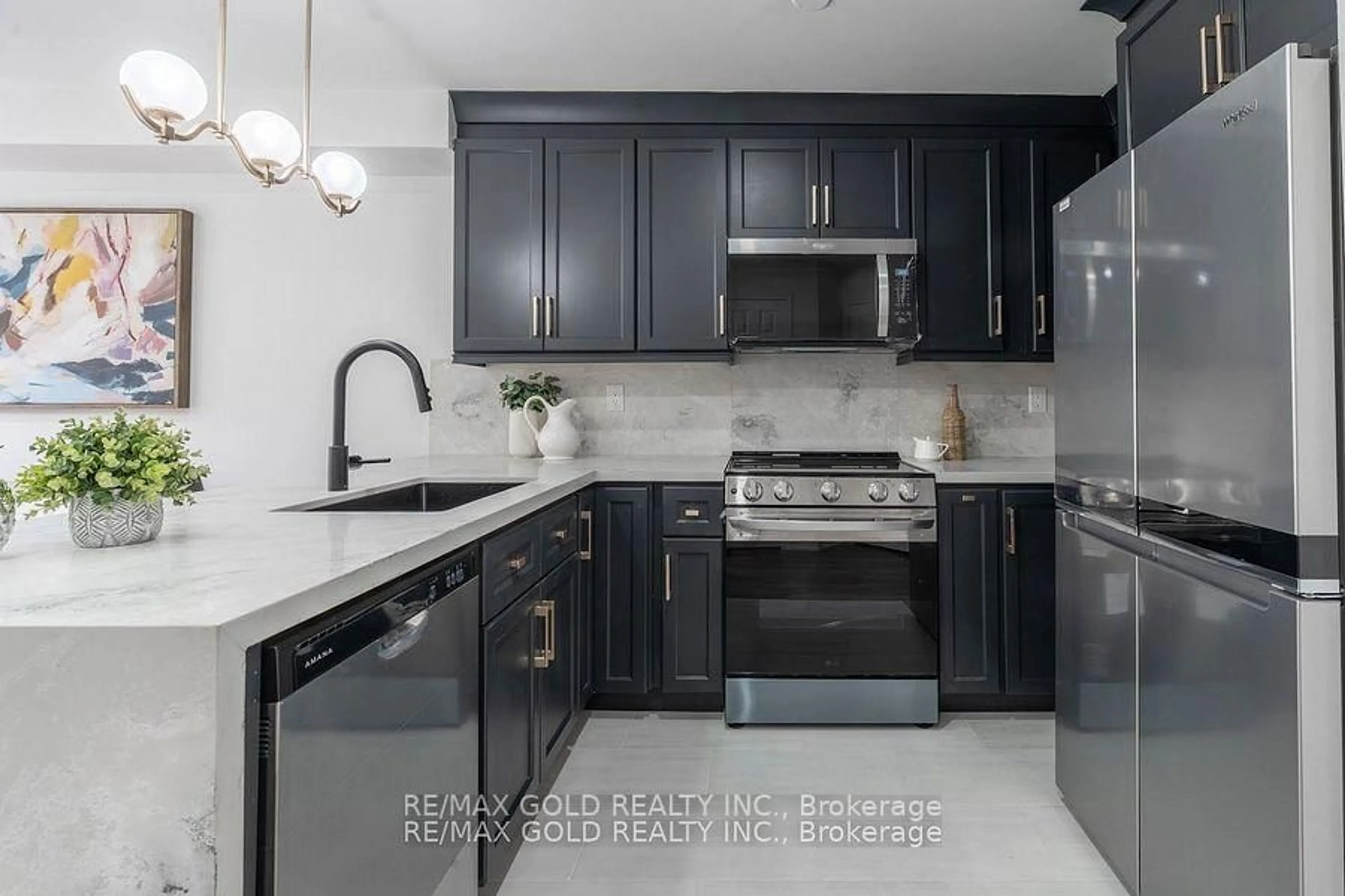 Standard kitchen, ceramic/tile floor for 7 Harding St, Halton Hills Ontario L7G 6B1