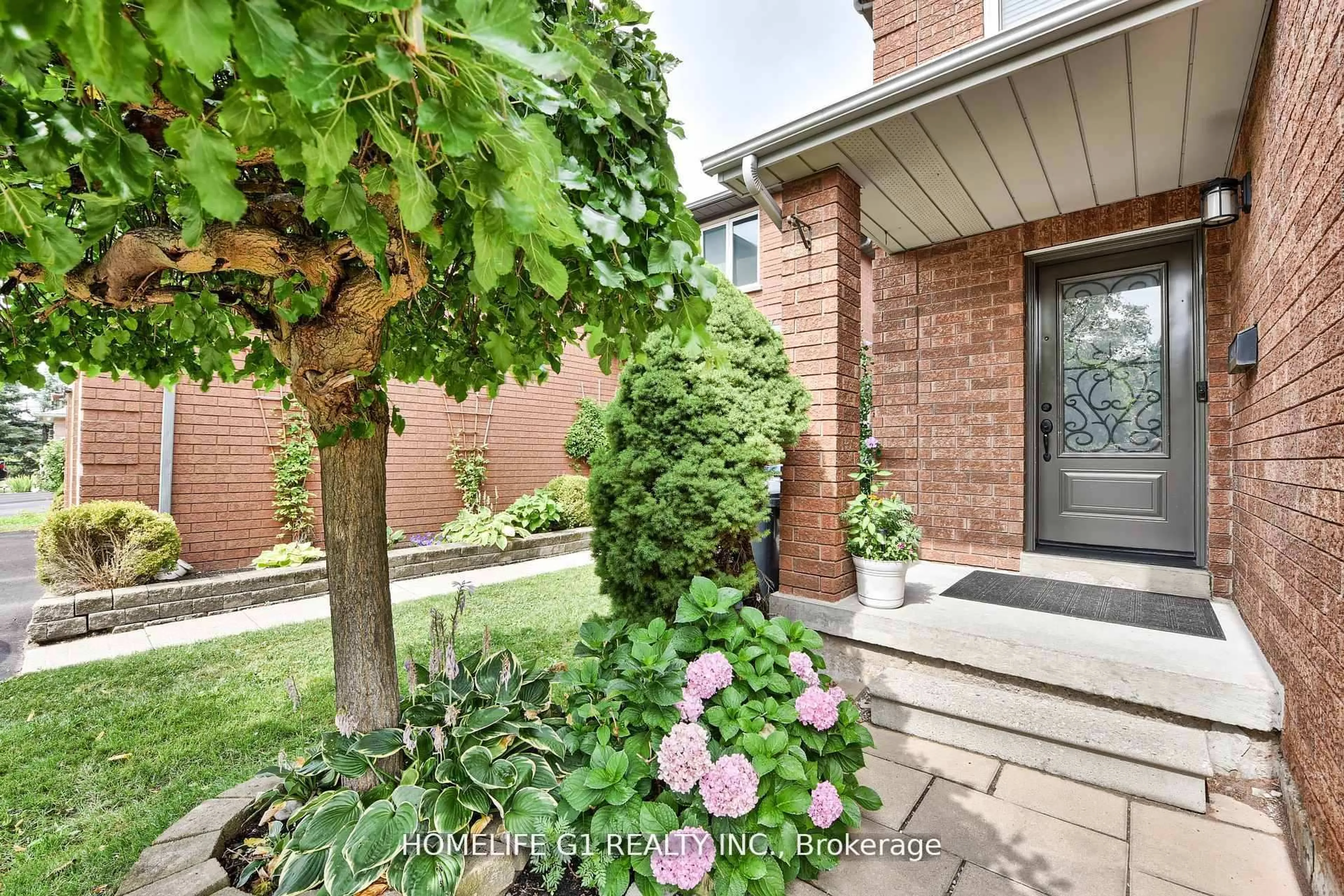Indoor entryway for 3817 Densbury Dr, Mississauga Ontario L5N 6Z3