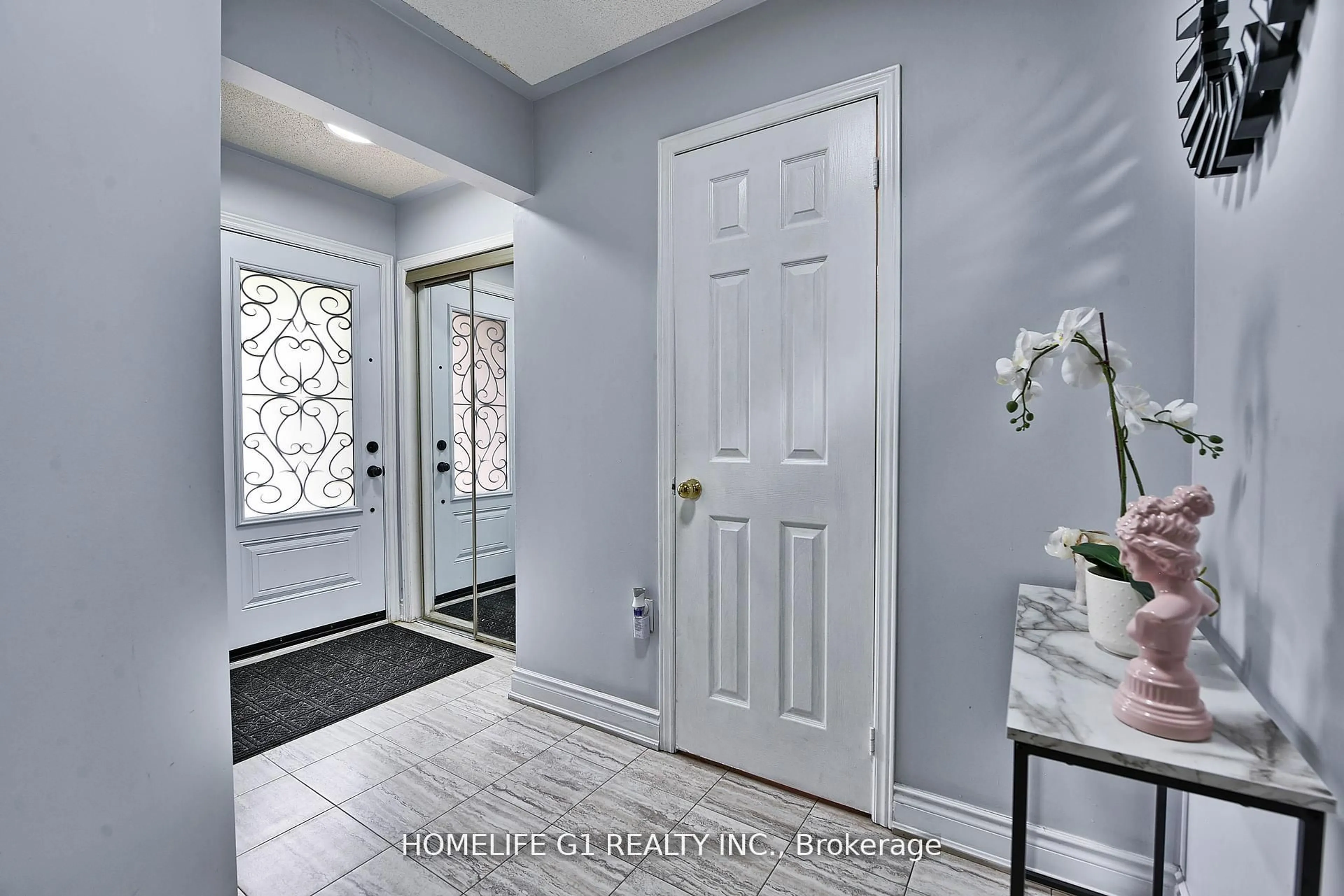 Indoor entryway for 3817 Densbury Dr, Mississauga Ontario L5N 6Z3