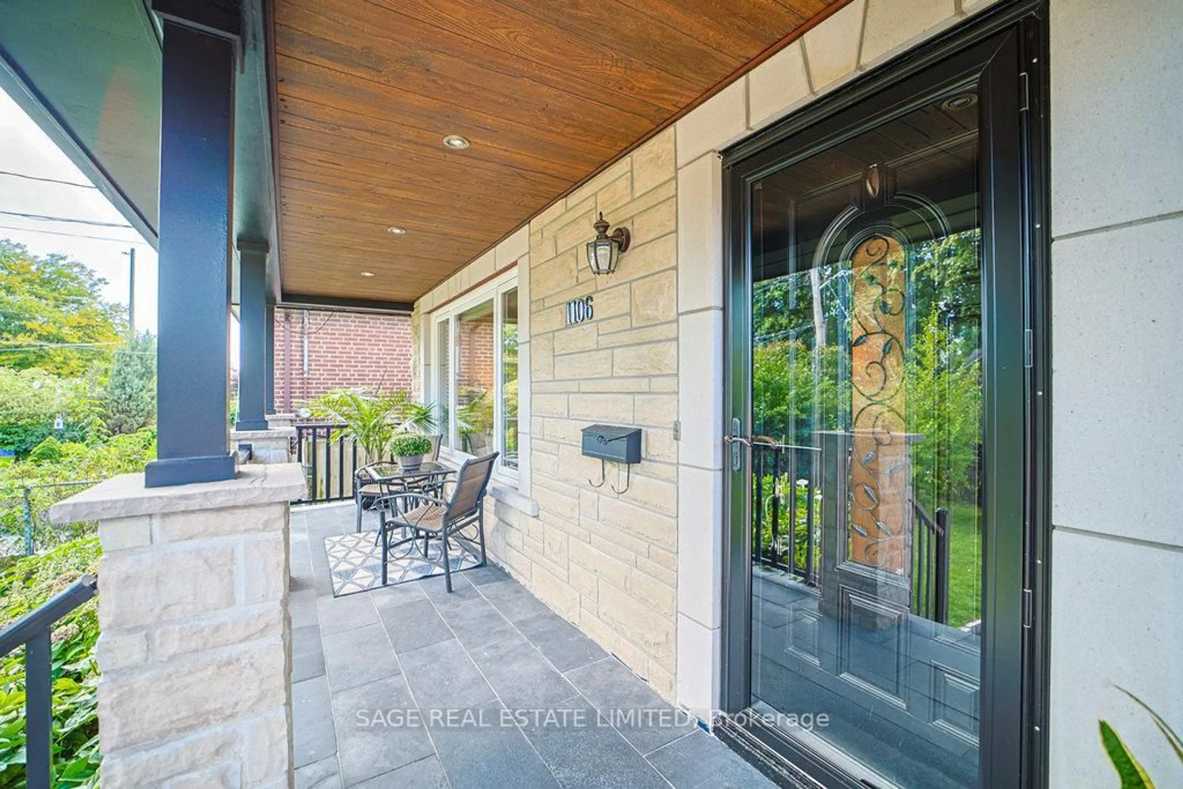Patio, street for 1106 Meredith Ave, Mississauga Ontario L5E 2E1