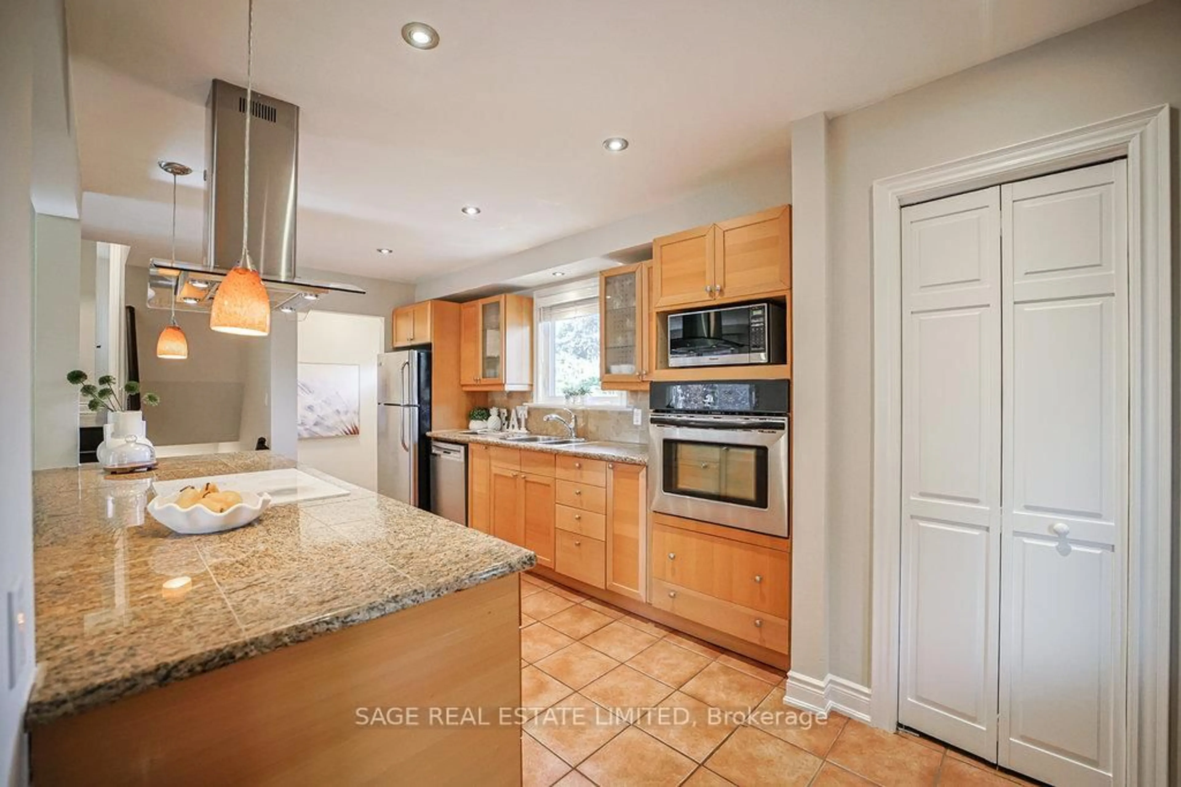 Open concept kitchen, ceramic/tile floor for 1106 Meredith Ave, Mississauga Ontario L5E 2E1