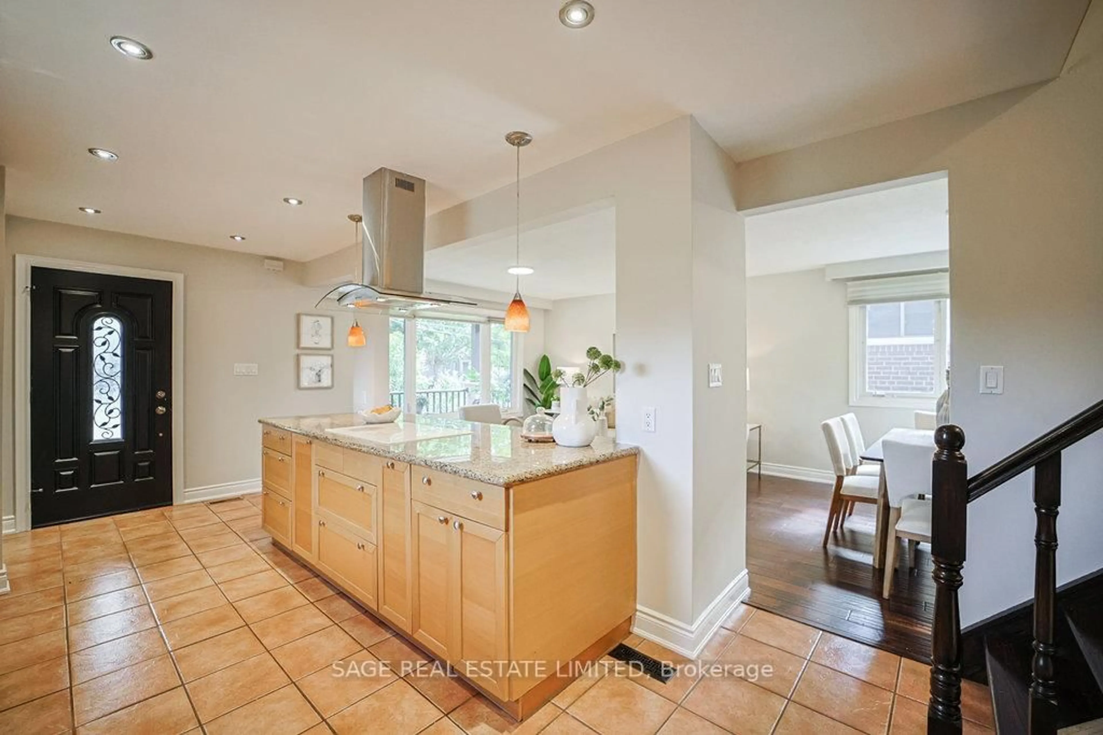 Open concept kitchen, ceramic/tile floor for 1106 Meredith Ave, Mississauga Ontario L5E 2E1