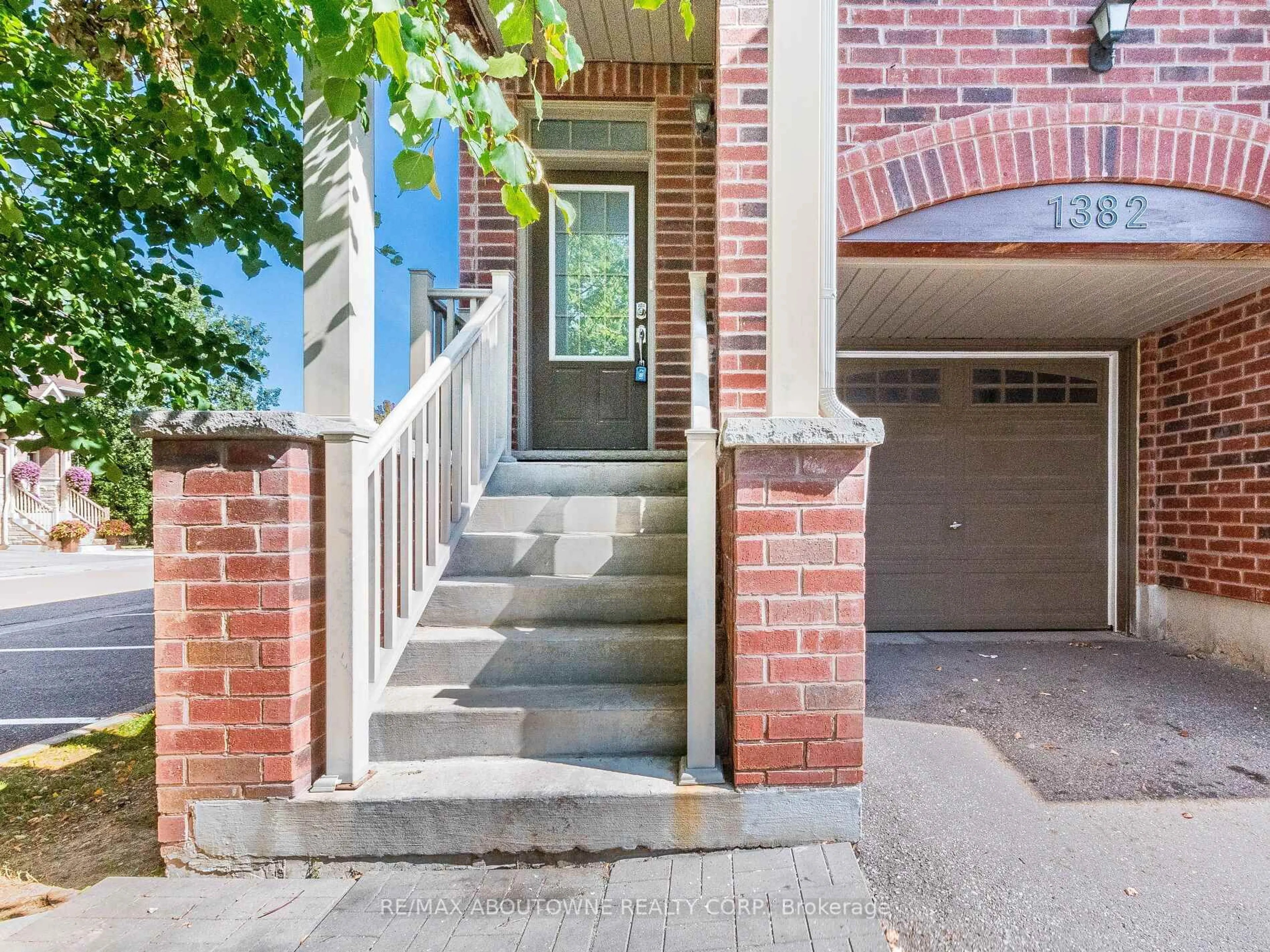 Home with brick exterior material, street for 1382 Granrock Cres, Mississauga Ontario L5V 0E1