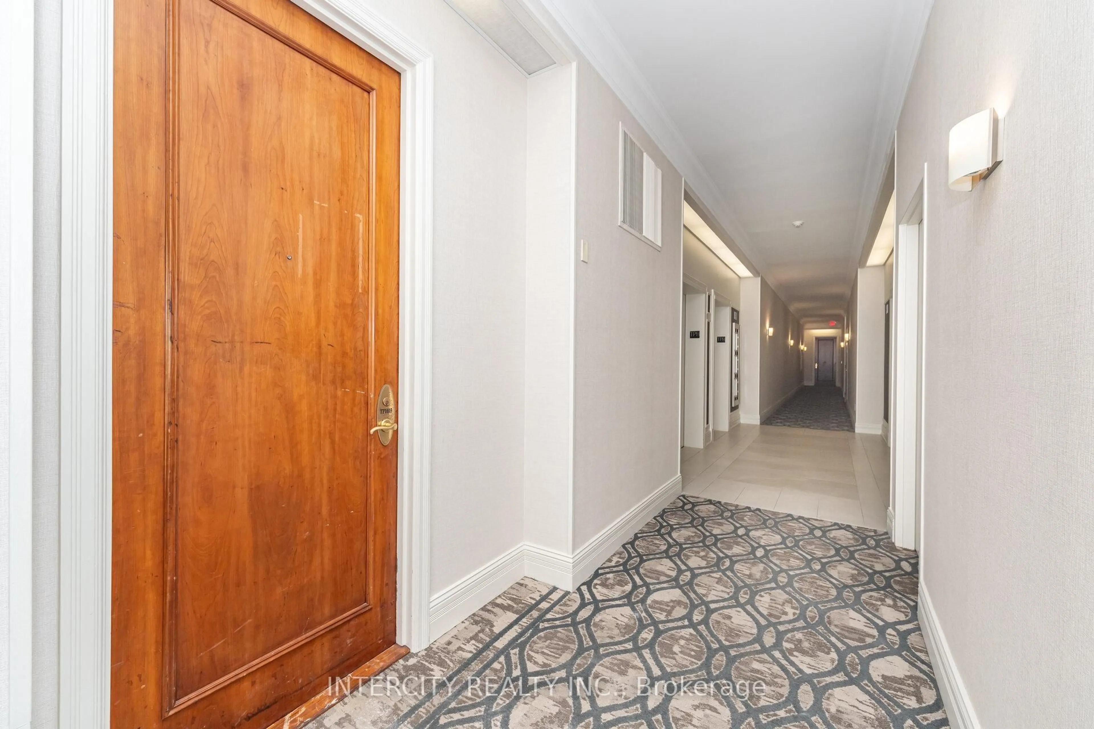 Indoor foyer for 35 Kingsbridge Garden Circ #TPH03, Mississauga Ontario L5R 3Z5