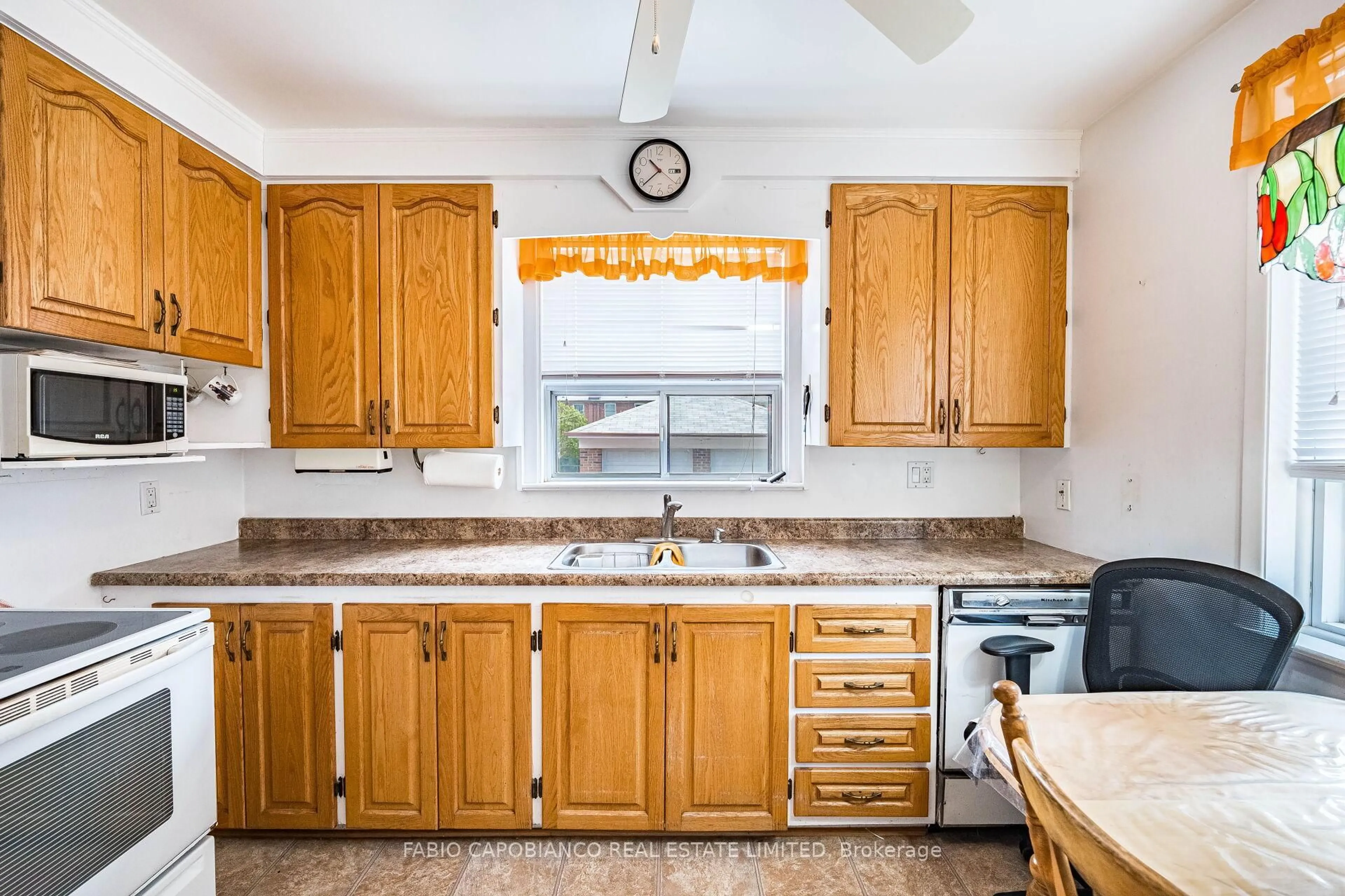 Standard kitchen, ceramic/tile floor for 21 Treeview Dr, Toronto Ontario M8W 4B8