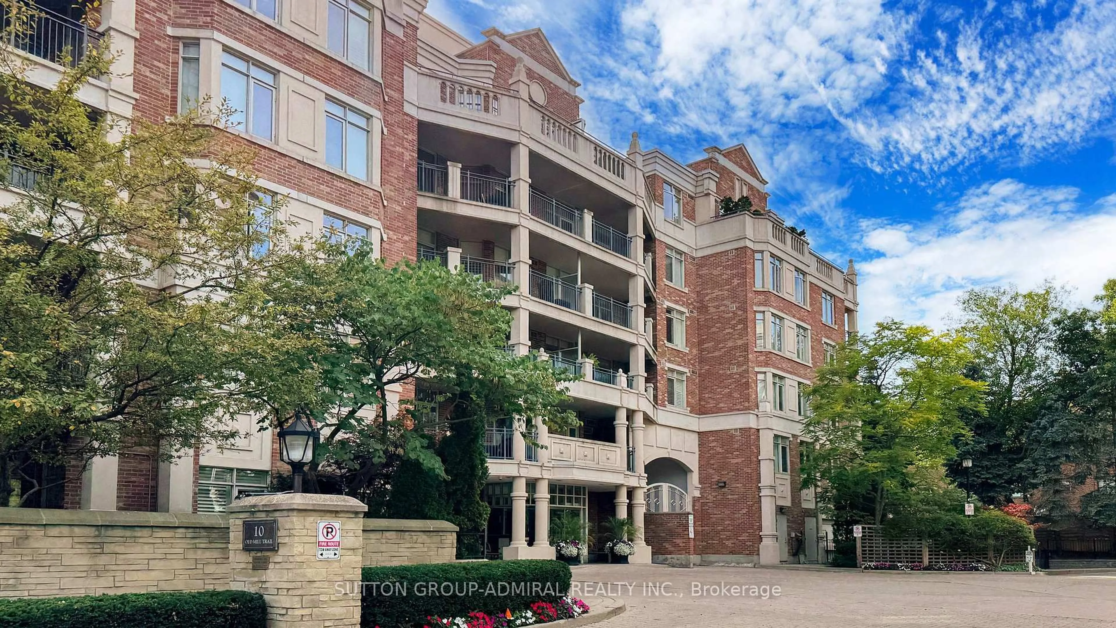 Indoor foyer for 10 Old Mill Tr #207, Toronto Ontario M8X 2Y9