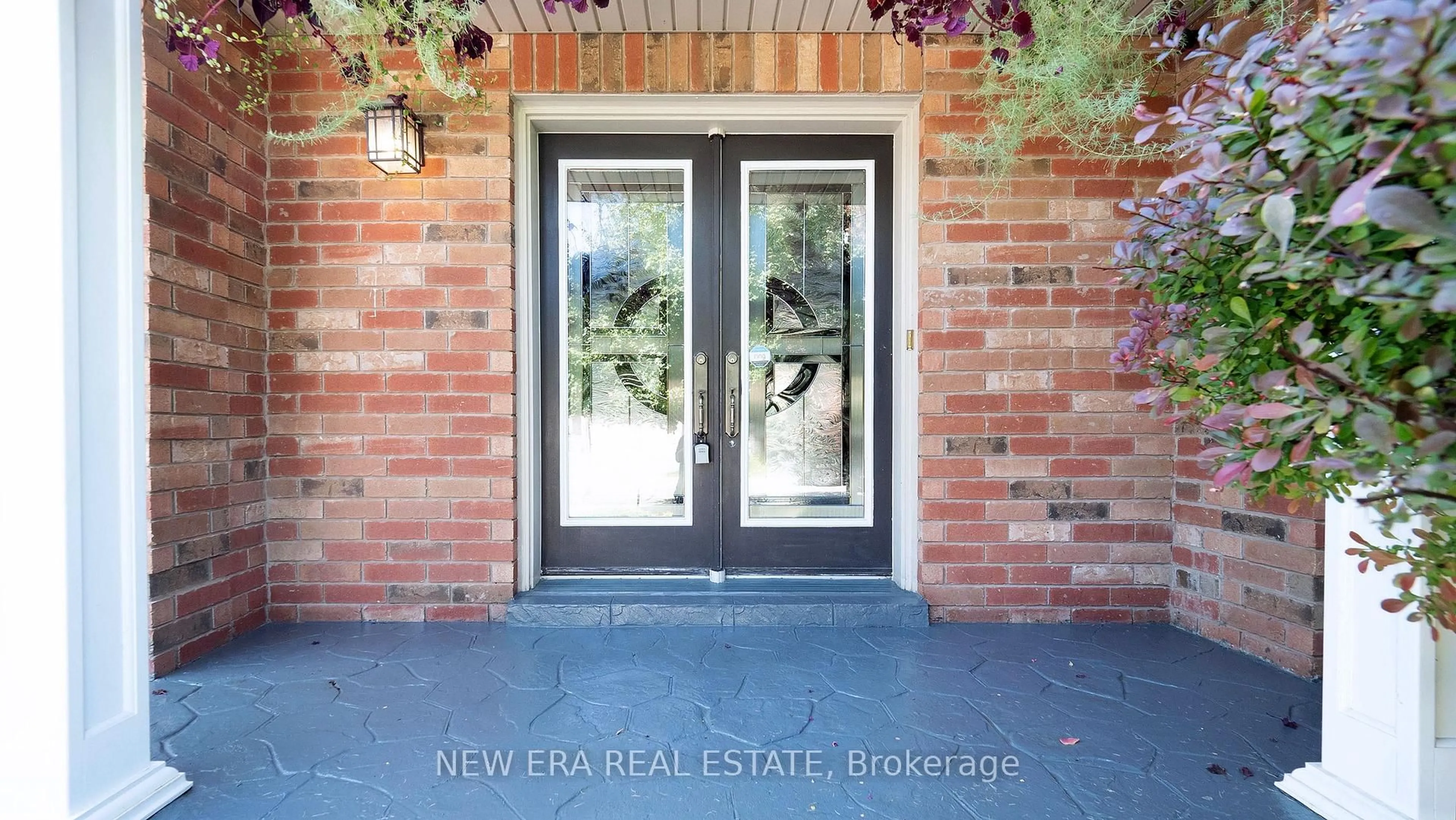 Indoor entryway for 18 Grist Mill Dr, Halton Hills Ontario L7G 6C2