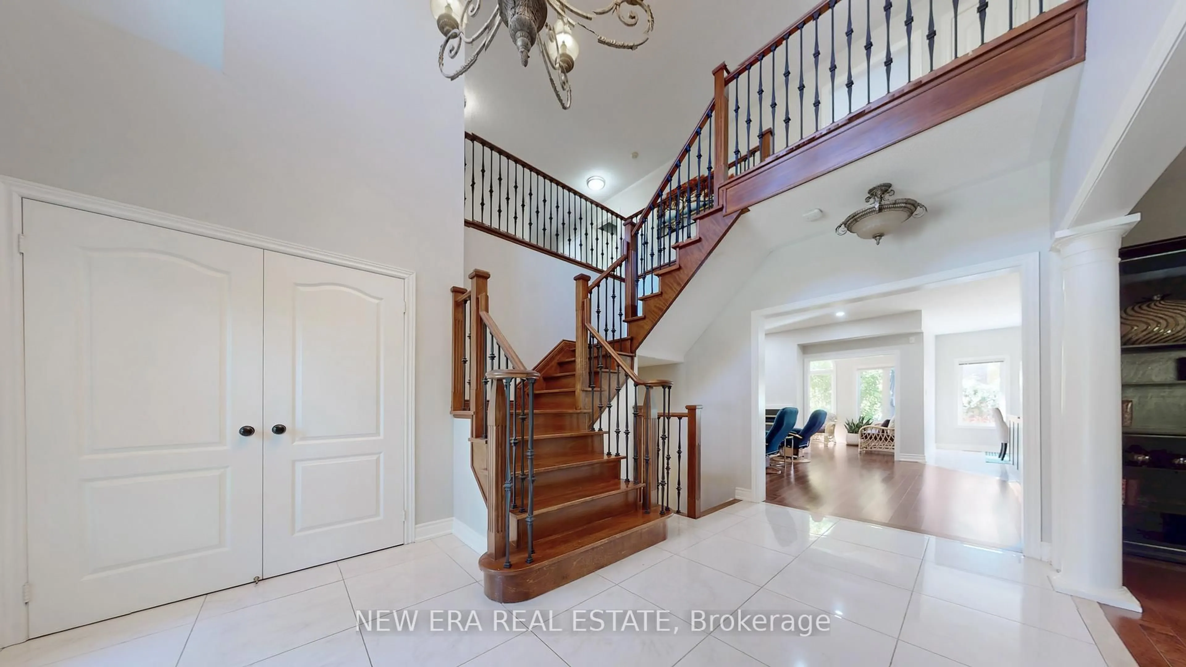 Indoor entryway for 18 Grist Mill Dr, Halton Hills Ontario L7G 6C2