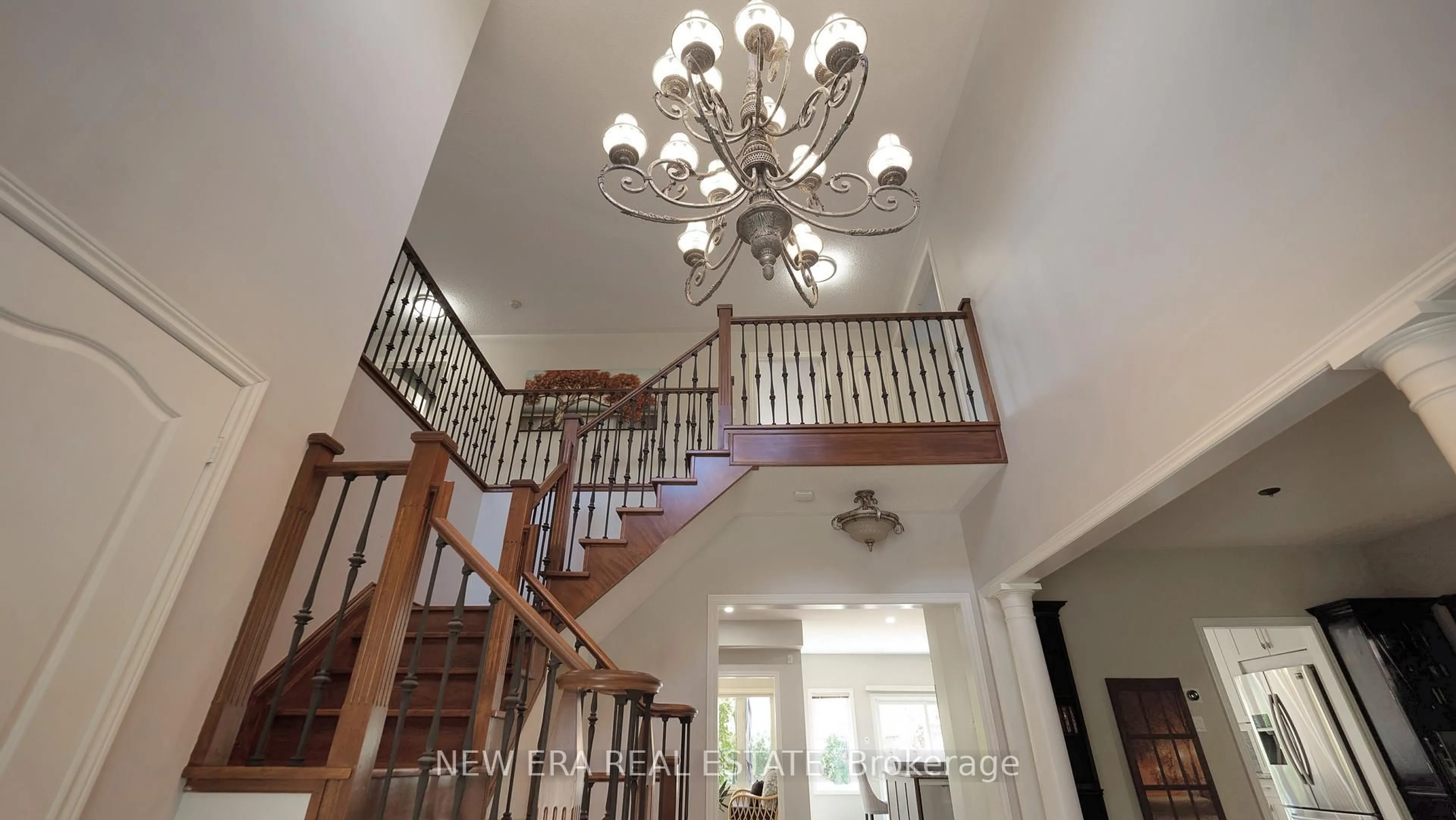 Indoor foyer for 18 Grist Mill Dr, Halton Hills Ontario L7G 6C2