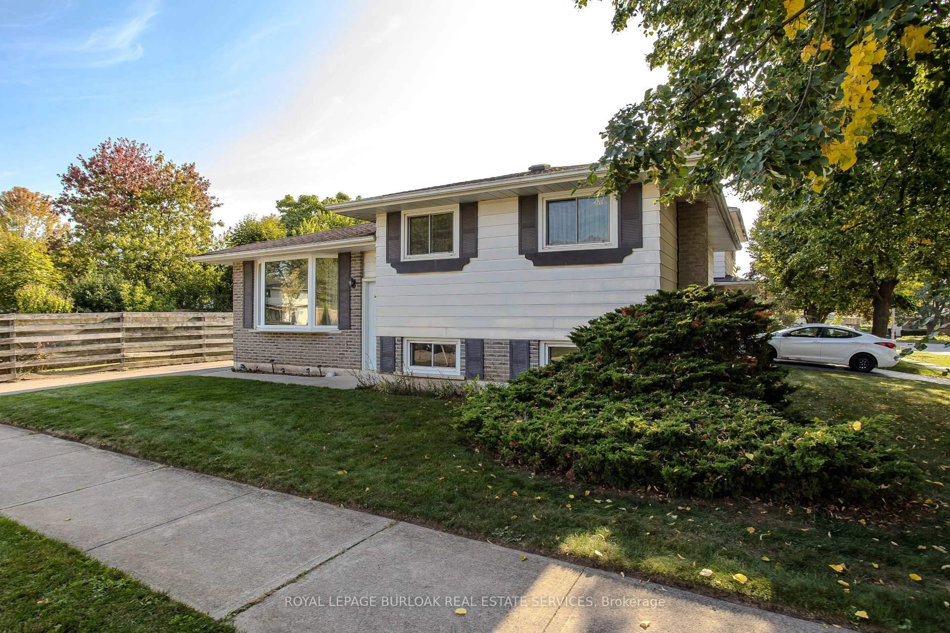 Home with vinyl exterior material, street for 196 Mendel Crt, Oakville Ontario L6H 1G8