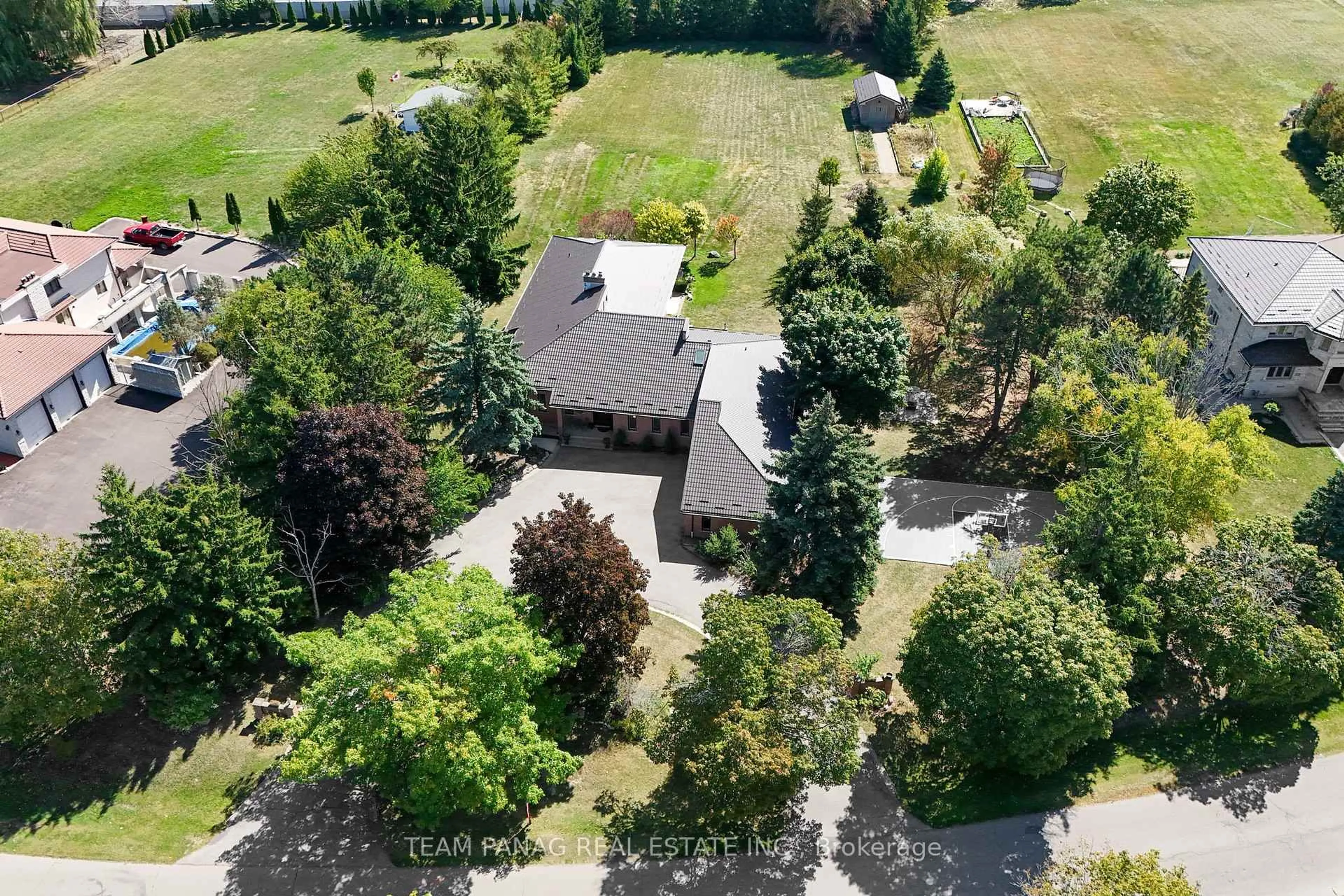 A pic from outside/outdoor area/front of a property/back of a property/a pic from drone, unknown for 6 Leone Lane, Brampton Ontario L6P 0K9