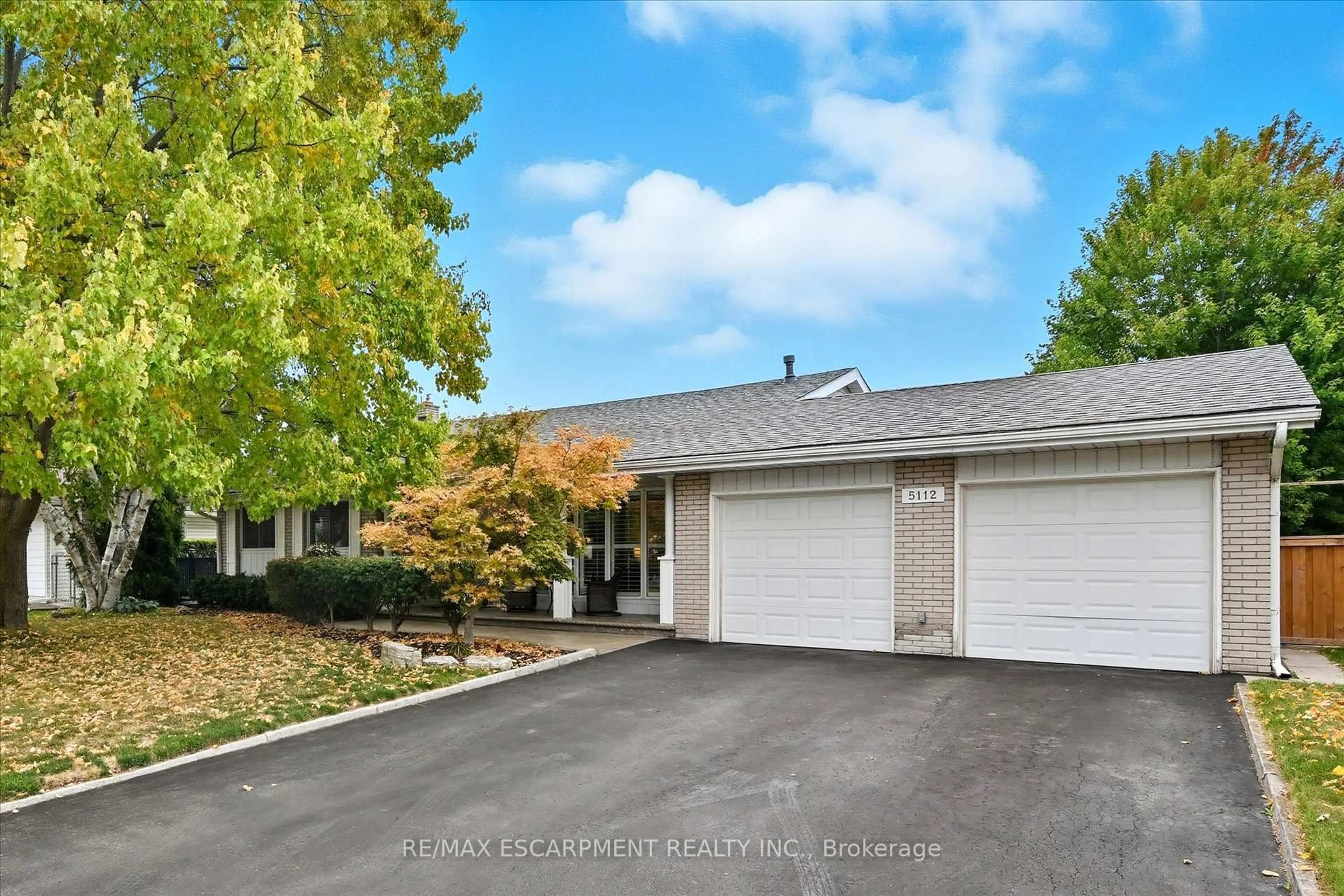 Home with vinyl exterior material, street for 5112 Meadowhill Rd, Burlington Ontario L7L 3K8