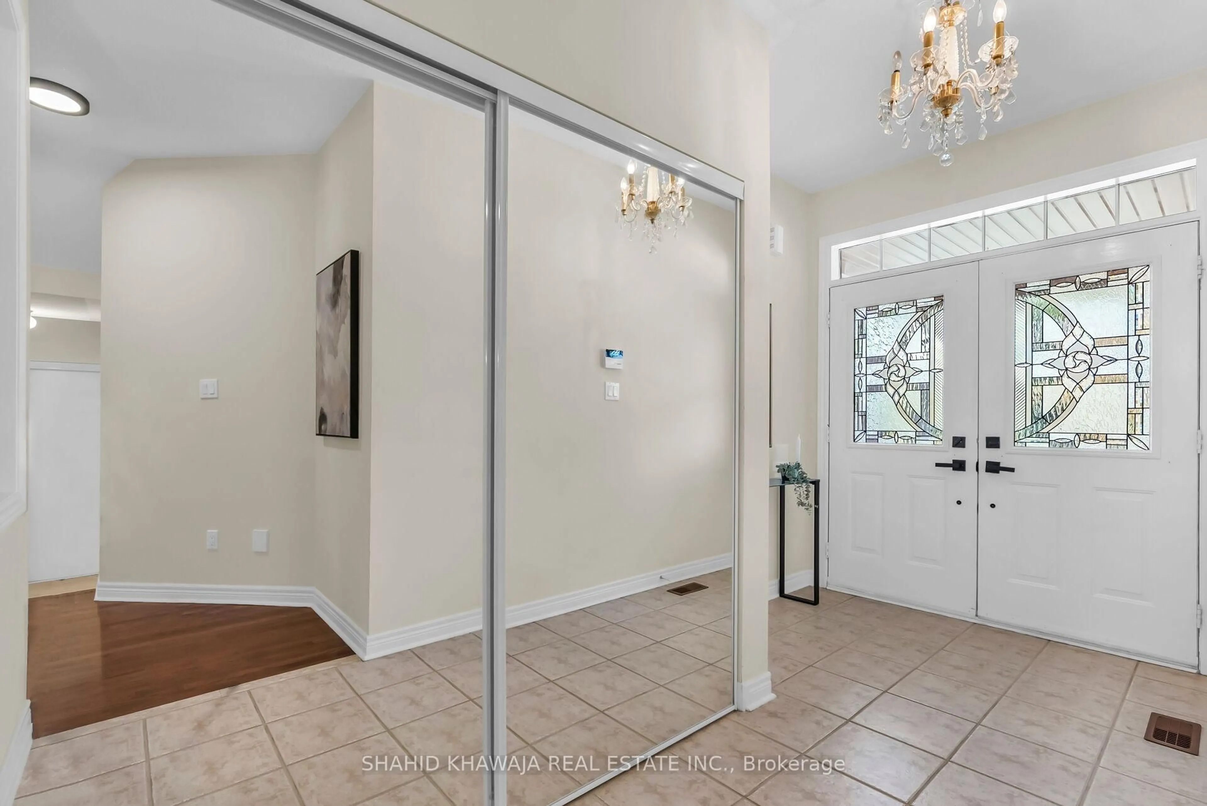 Indoor entryway for 1546 Portsmouth Pl, Mississauga Ontario L5M 7W1