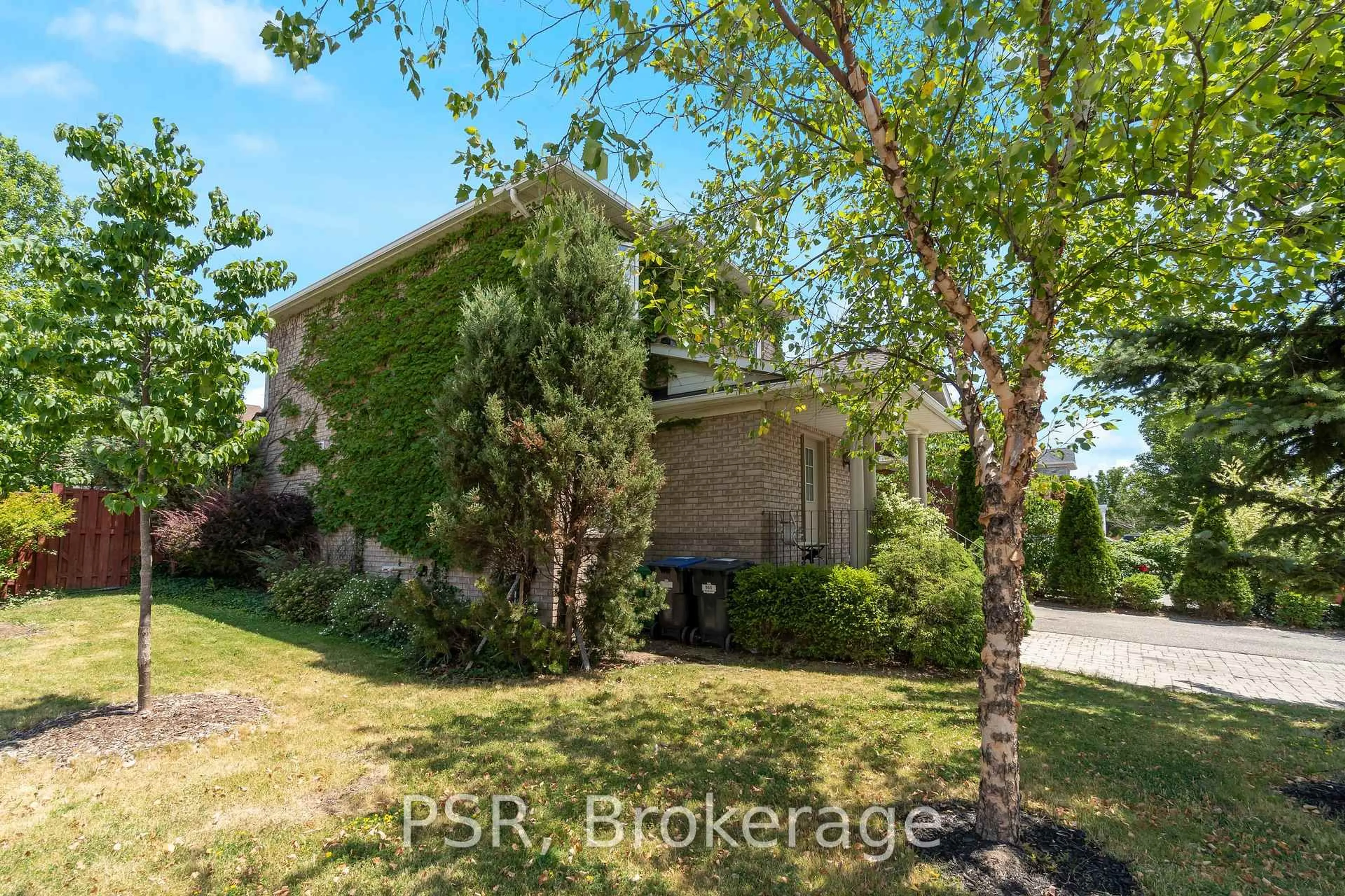 A pic from outside/outdoor area/front of a property/back of a property/a pic from drone, street for 960 Fielder Dr, Mississauga Ontario L5V 2S2